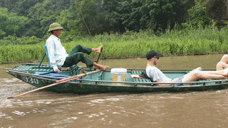 Khach Tay thich thu voi man cheo thuyen bang chan tai Ninh Binh hinh anh