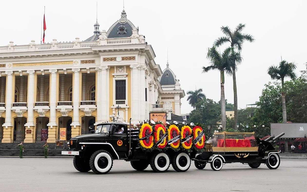 Doan xe dua linh cuu dai tuong Le Duc Anh qua Nha hat Lon hinh anh