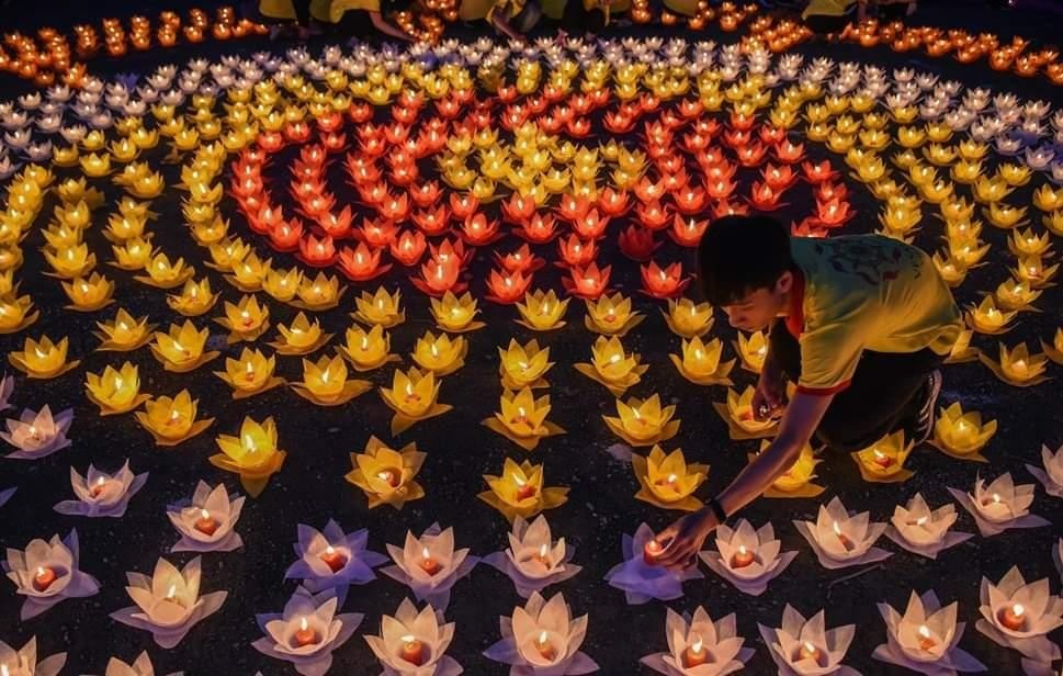 Linh thieng dem hoa dang mung dai le Phat dan - Vesak 2019 hinh anh