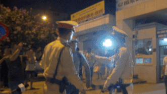 Nguoi dan ong bo xe khi CSGT kiem tra nong do con hinh anh