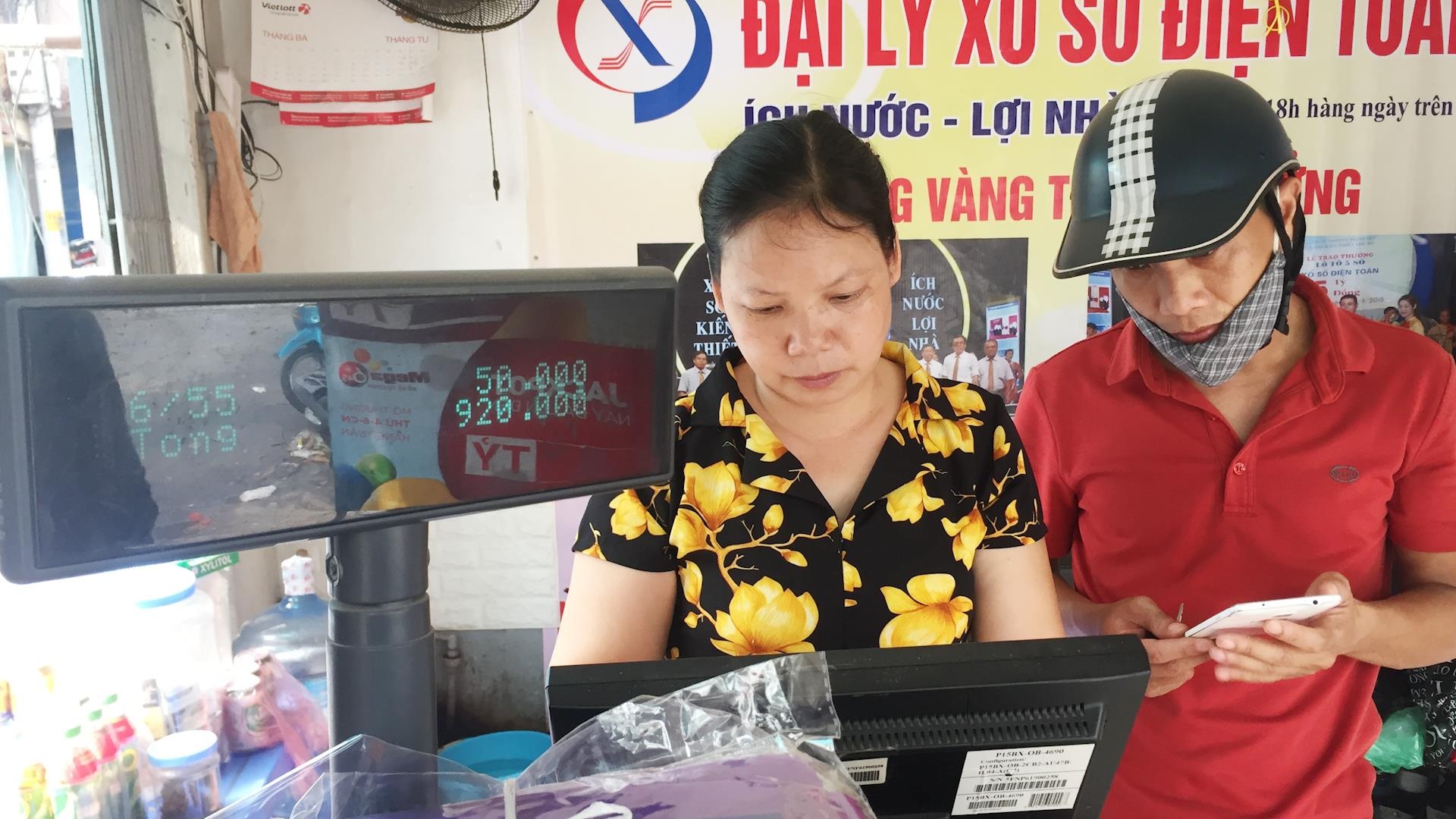 Hang loat diem ban xo so Vietlott e khach suot ca ngay hinh anh