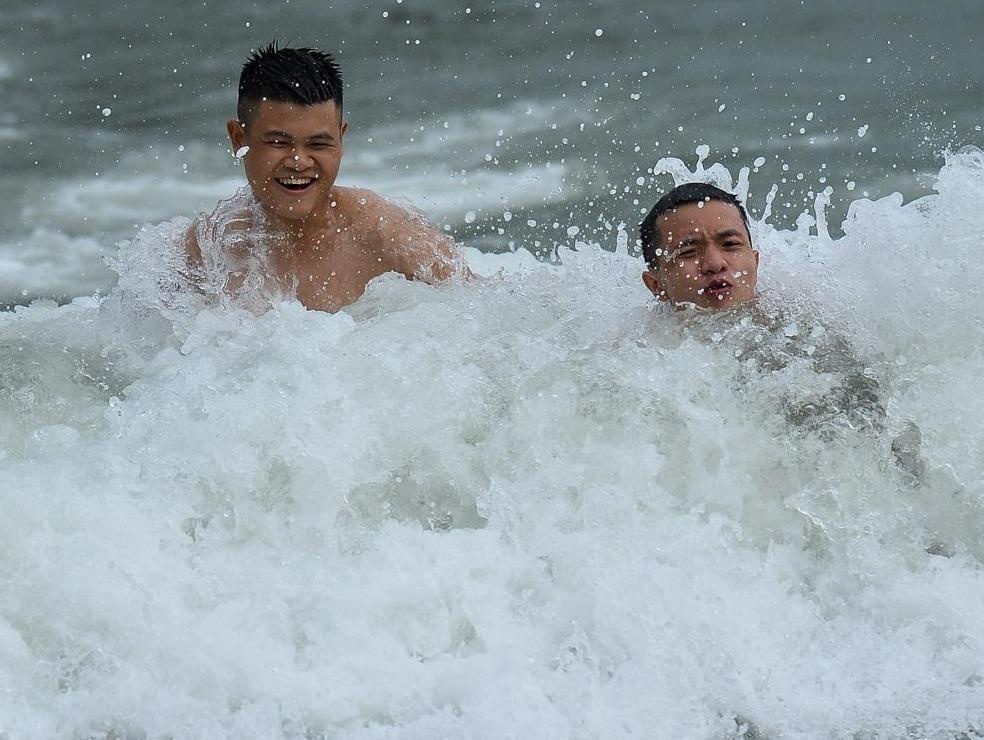 Nguoi dan thoai mai tam bien truoc khi bao so 2 do bo hinh anh