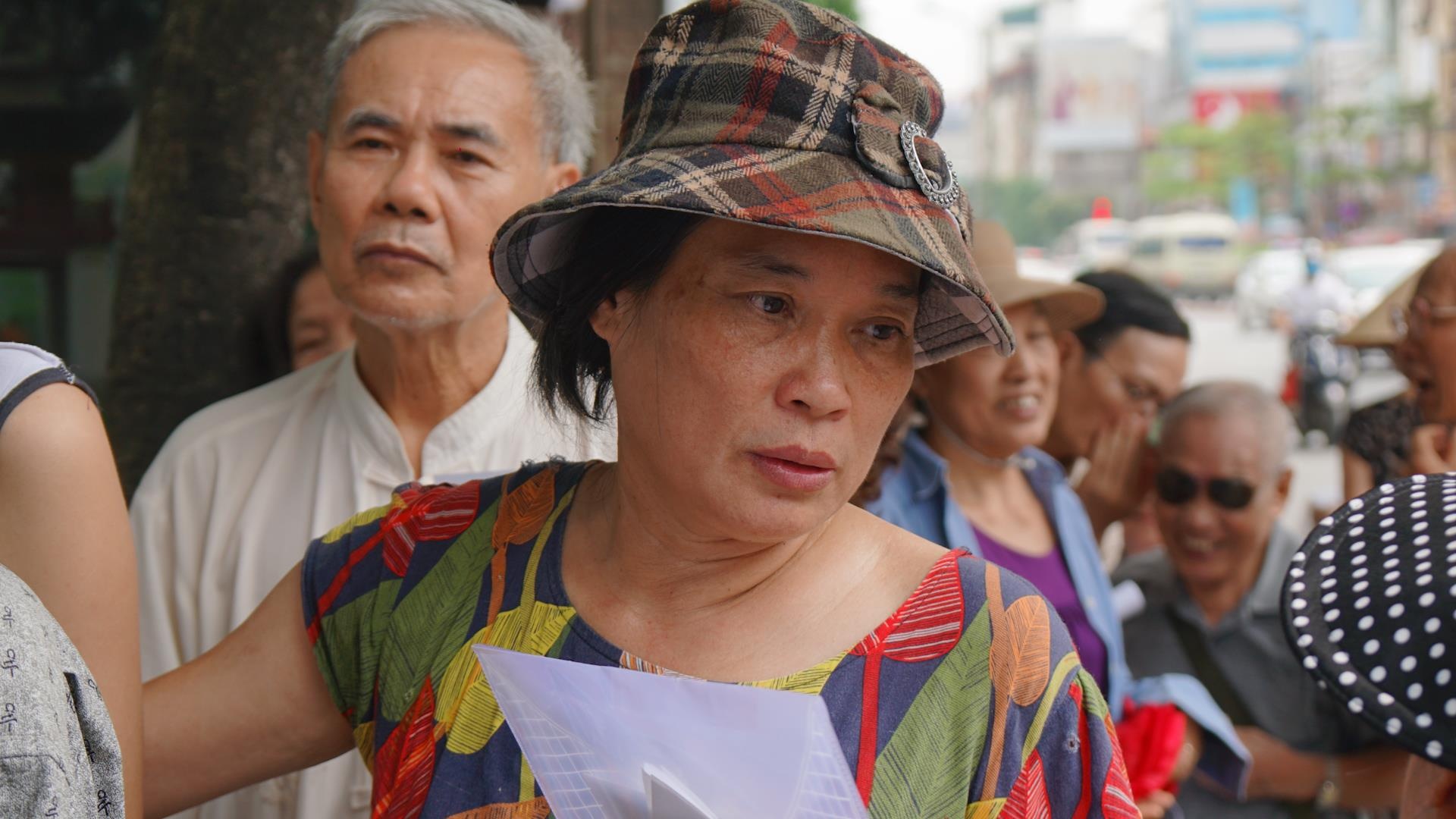 Nguoi Ha Noi xep hang lam the xe buyt mien phi 5 nam hinh anh