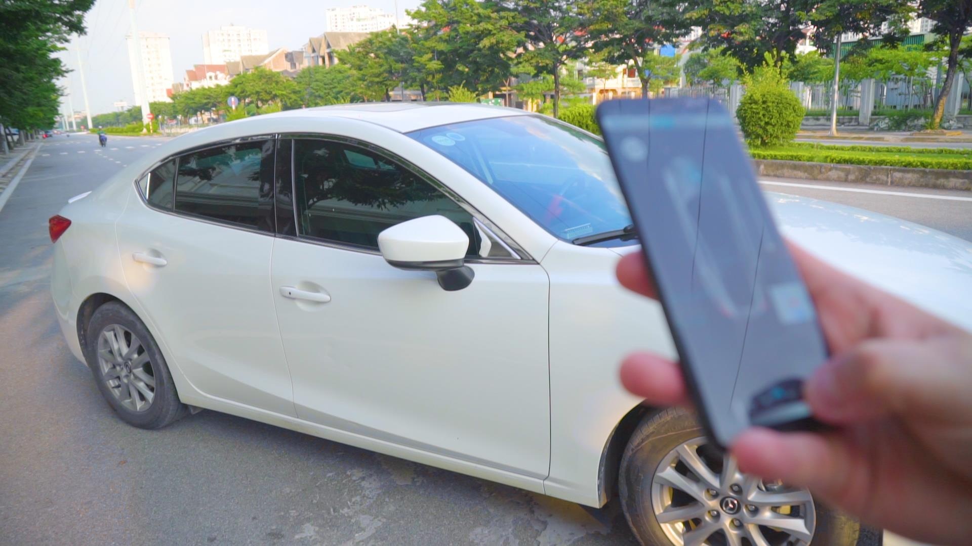 Trai nghiem dieu khien Mazda 3 tu xa bang smartphone, tien va an toan hinh anh