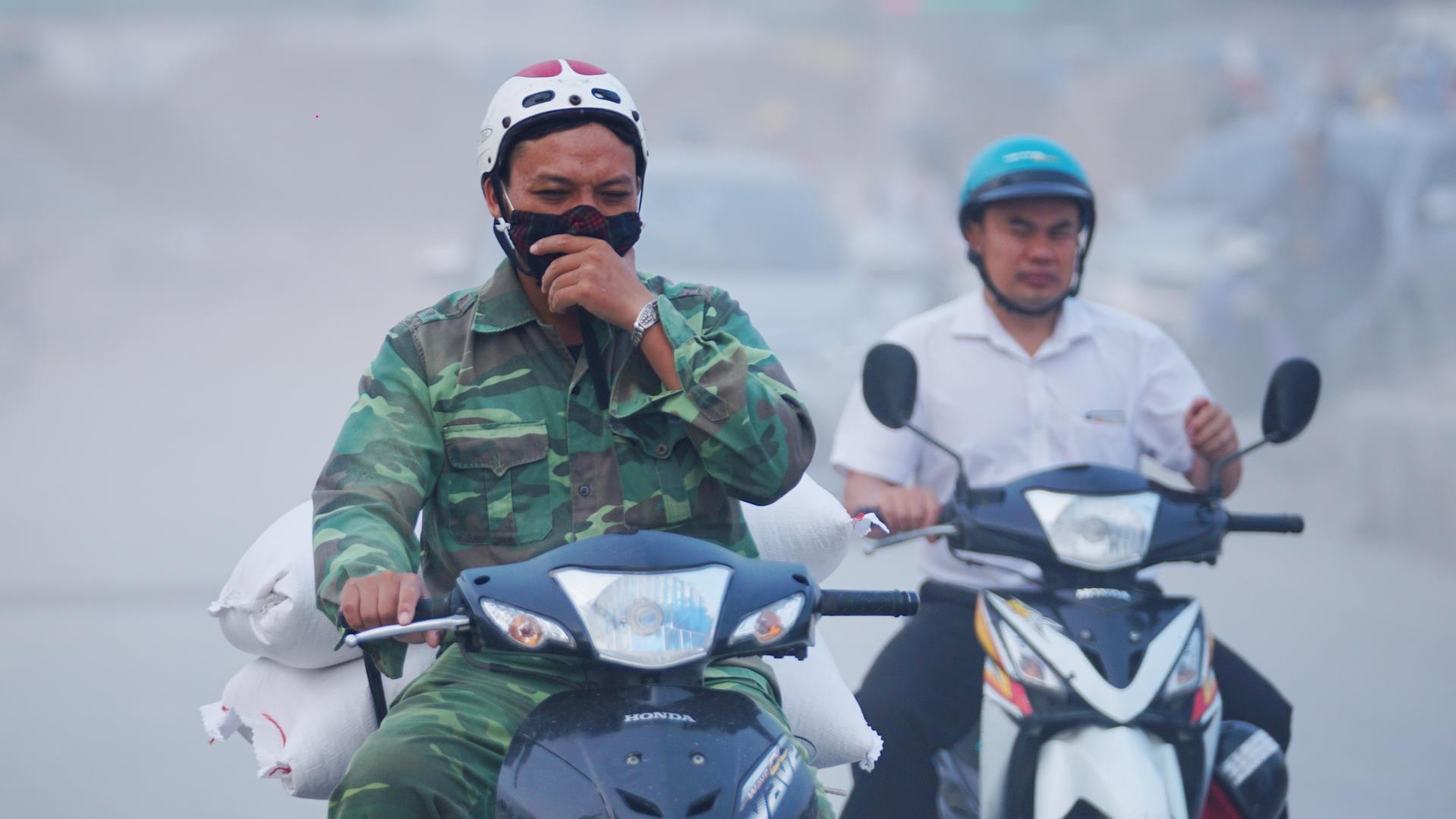 Lop bui min phu kin Ha Noi khien nguoi dan nham tuong suong mu hinh anh