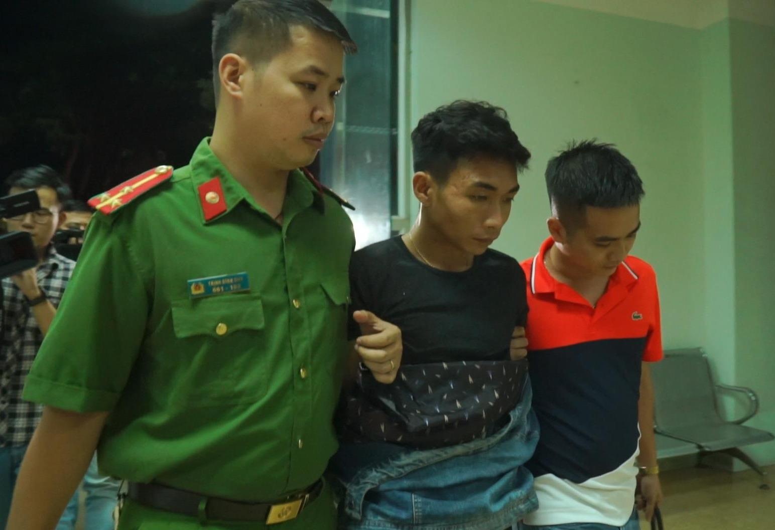 Di ly 2 nghi pham sat hai tai xe GrabBike tu Yen Bai ve Ha Noi hinh anh