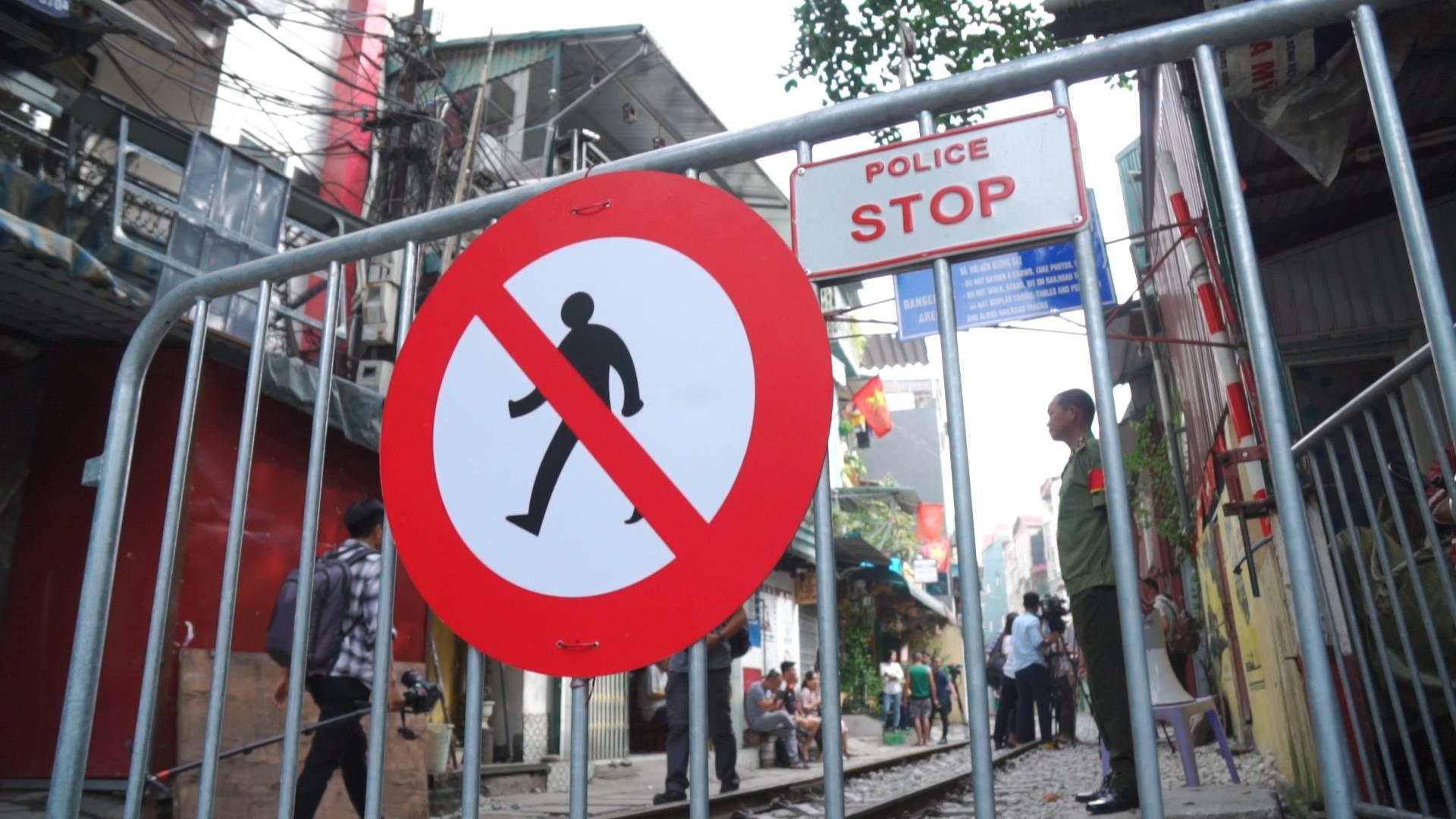 Cong an chan rao, han che du khach vao pho duong tau Phung Hung hinh anh