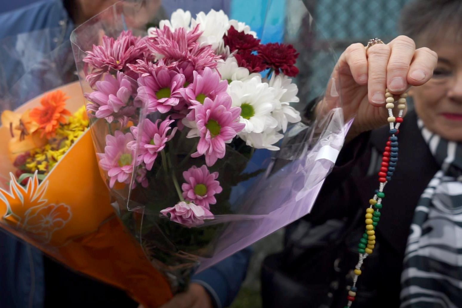 Nguoi dan cau nguyen tai noi phat hien 39 nguoi chet trong container hinh anh