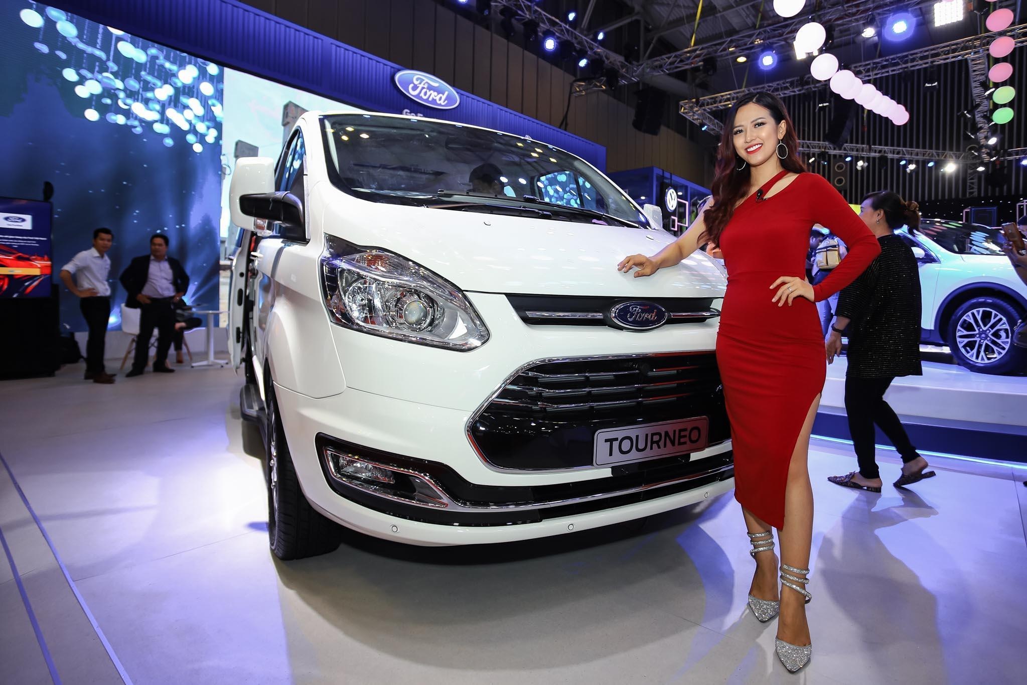 Danh gia nhanh Ford Tourneo 2019 gia tu 999 trieu hinh anh