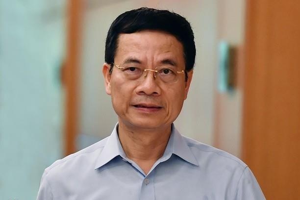 Bo truong Nguyen Manh Hung tra loi chat van truoc Quoc hoi hinh anh