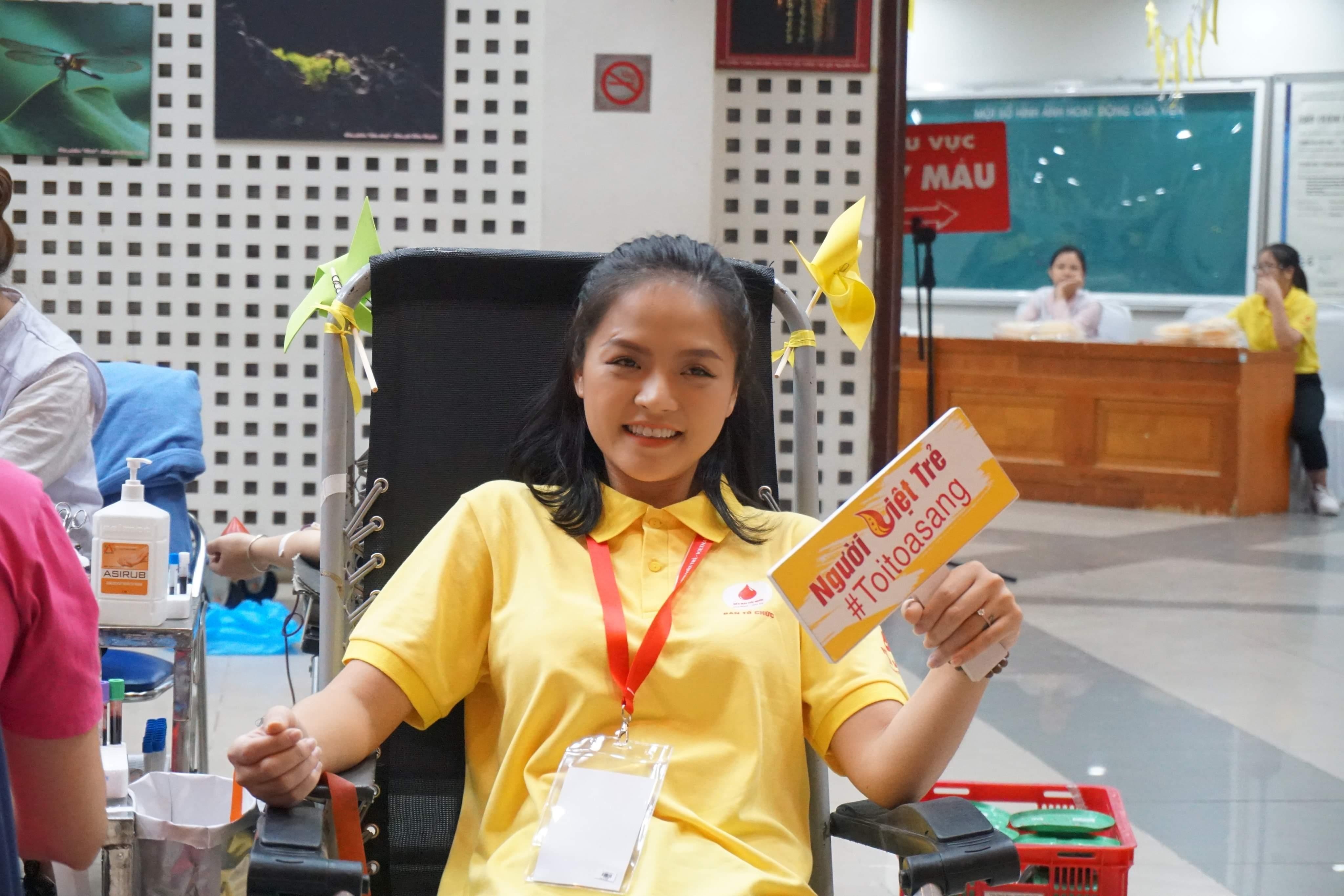 Thu Quynh cung nhieu nghe si tham gia hien mau tinh nguyen hinh anh