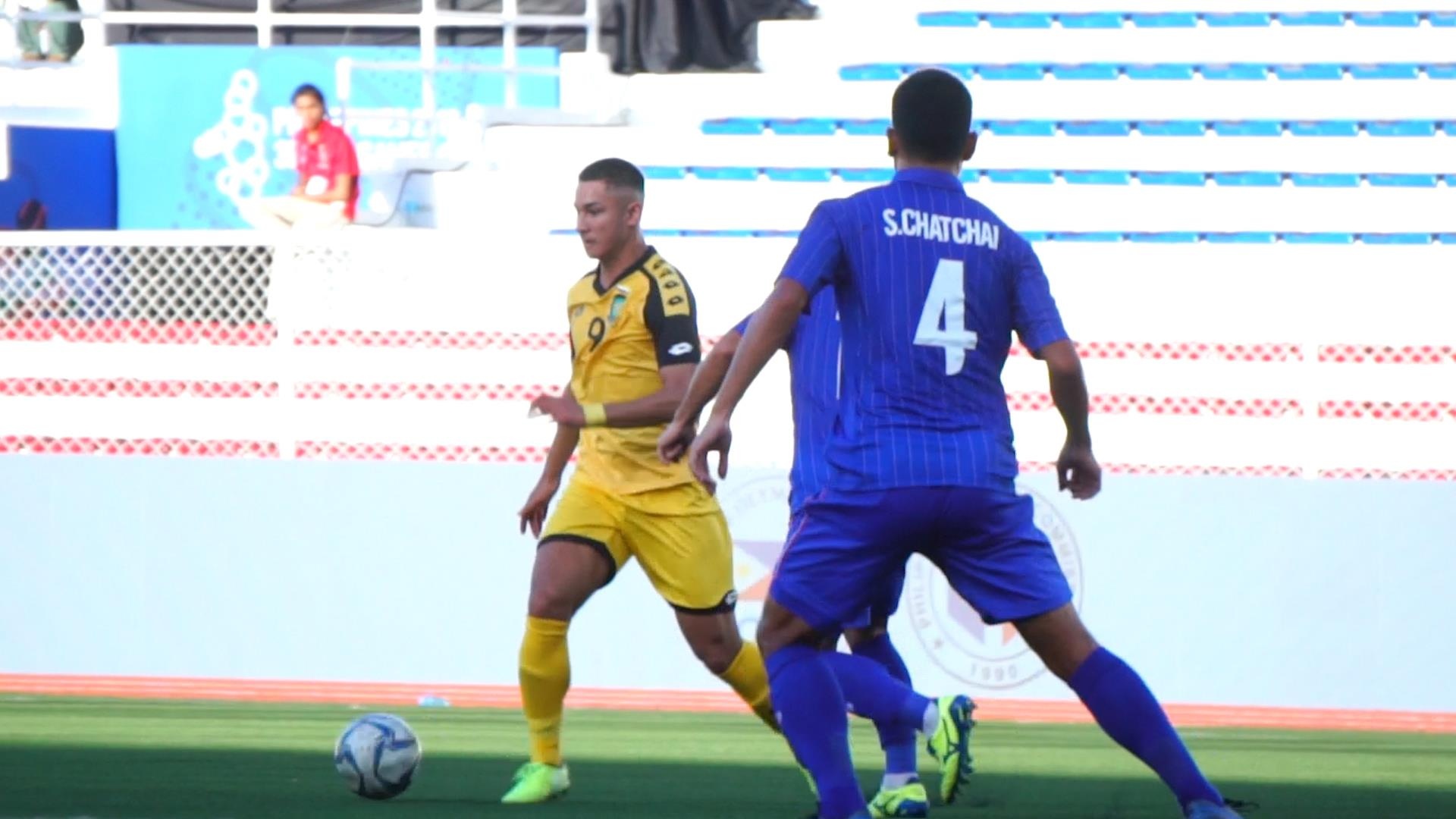 Faiq Bolkiah doi bong trong tran dau gap U22 Thai Lan hinh anh