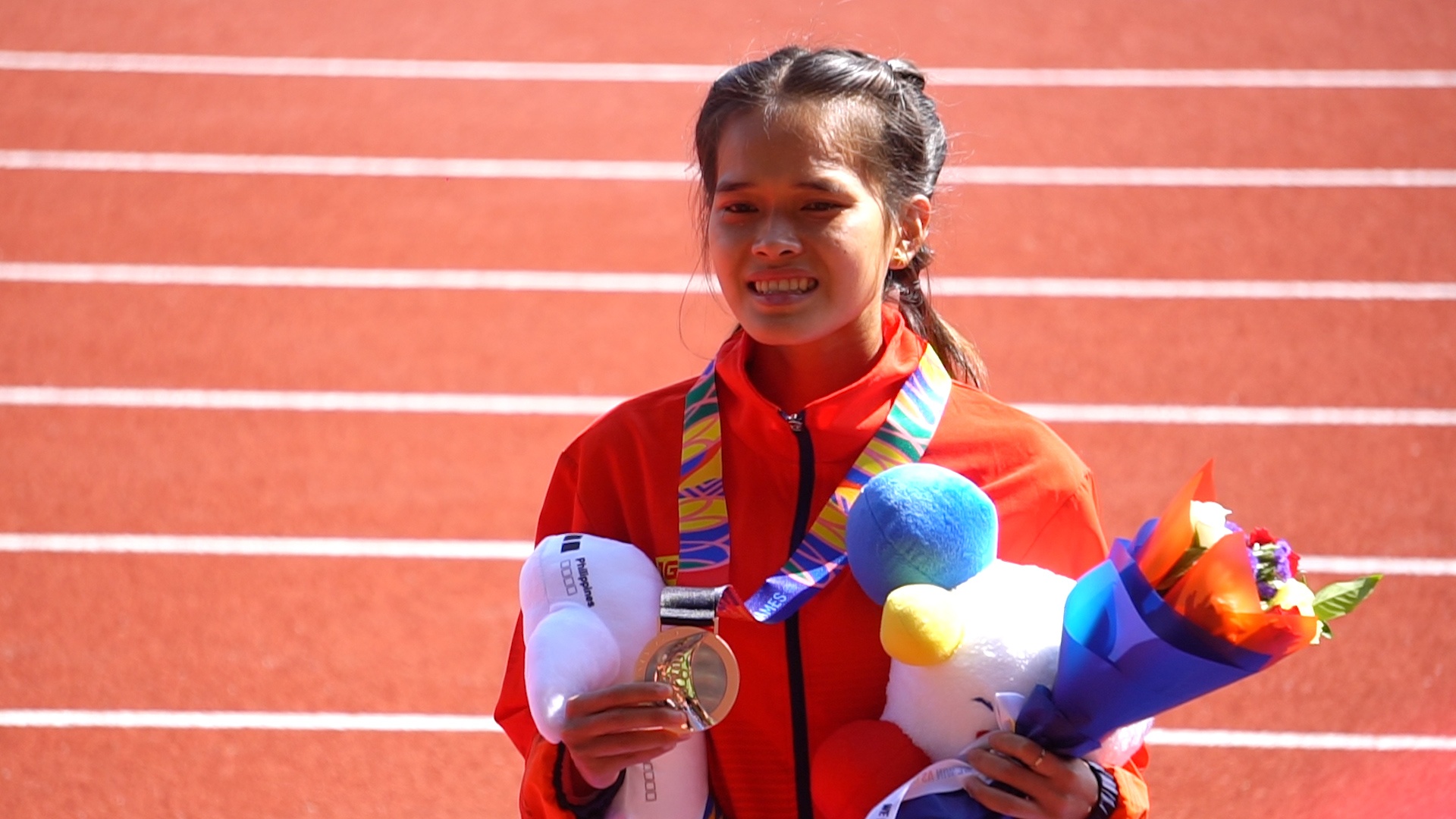 Hong Le kiet suc, khoc nuc no tren buc nhan huy chuong hinh anh