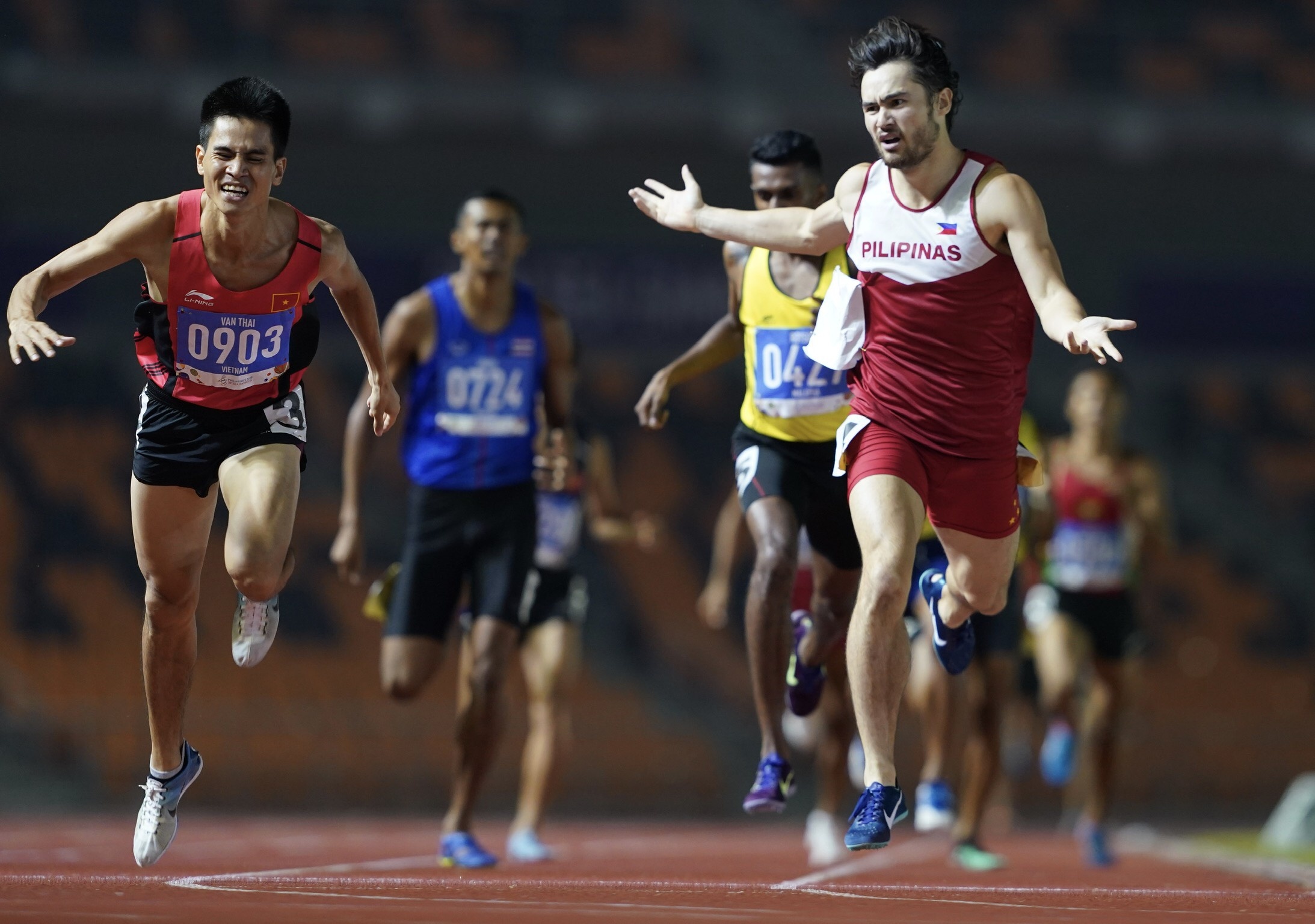 Duong Van Thai: 'VDV chu nha re ra de can minh' hinh anh