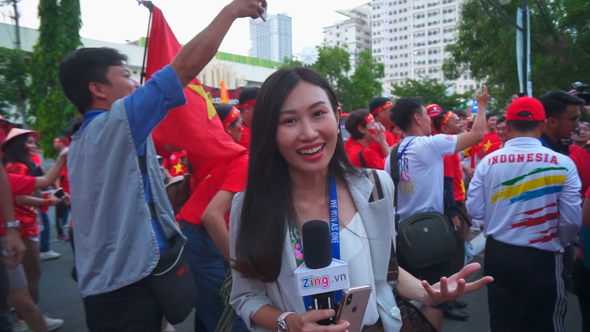 Nguoi ham mo Viet Nam va Indonesia thi nhau co vu doi tuyen hinh anh