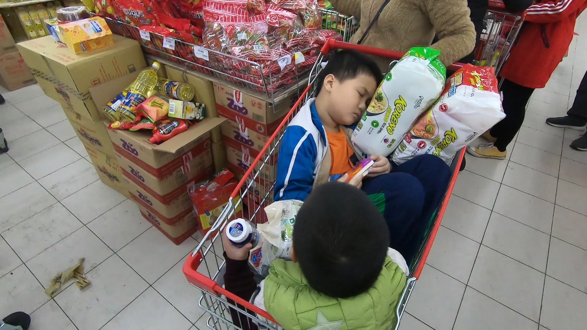 Nguoi lon mai sam Tet, tre nho ngu guc trong xe day hinh anh