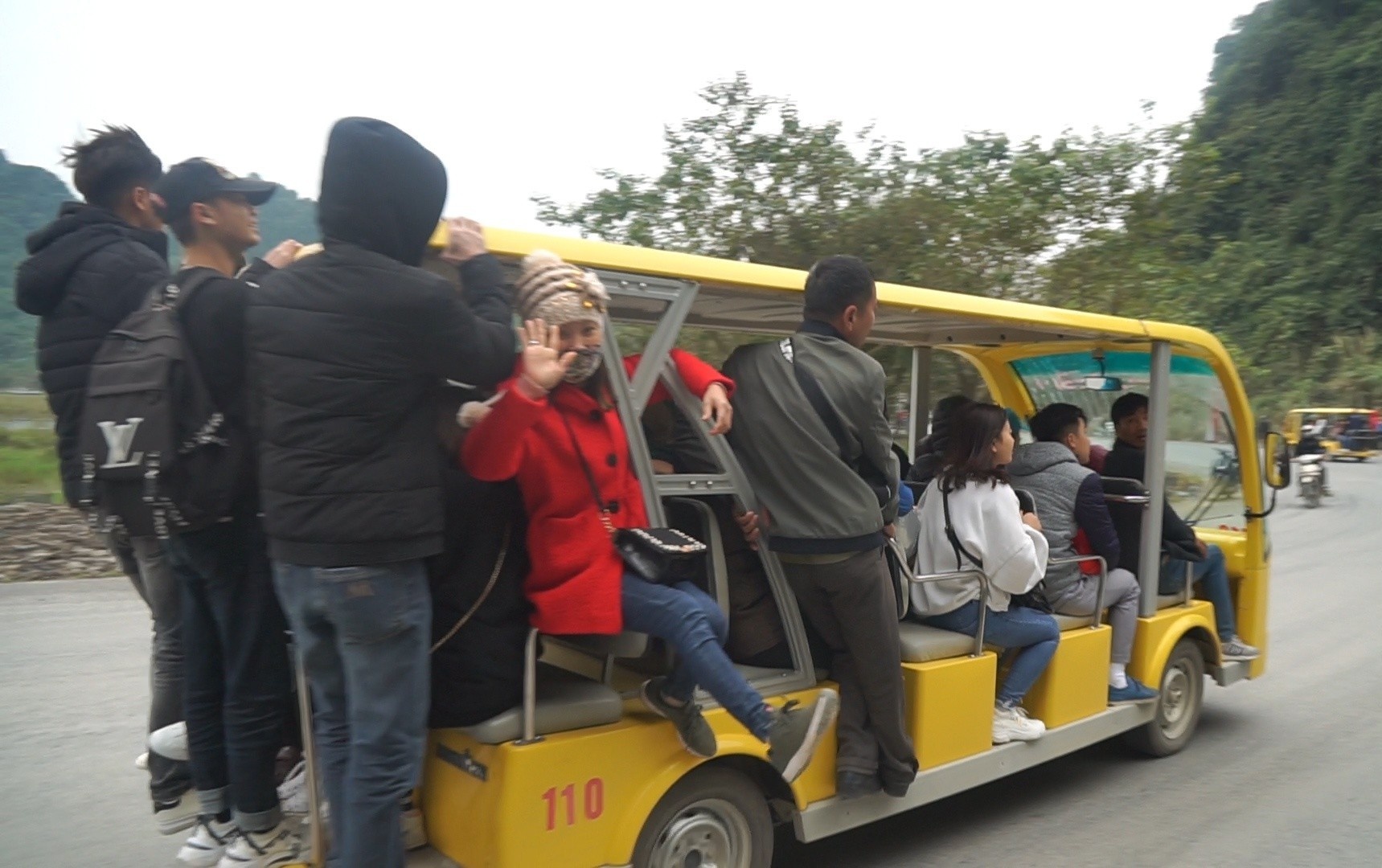 Du khach du bam xe dien tai chua Tam Chuc hinh anh