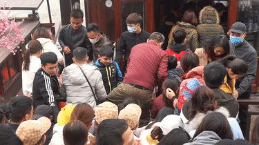 Du khach chen lan treo len thuyen o chua Tam Chuc hinh anh