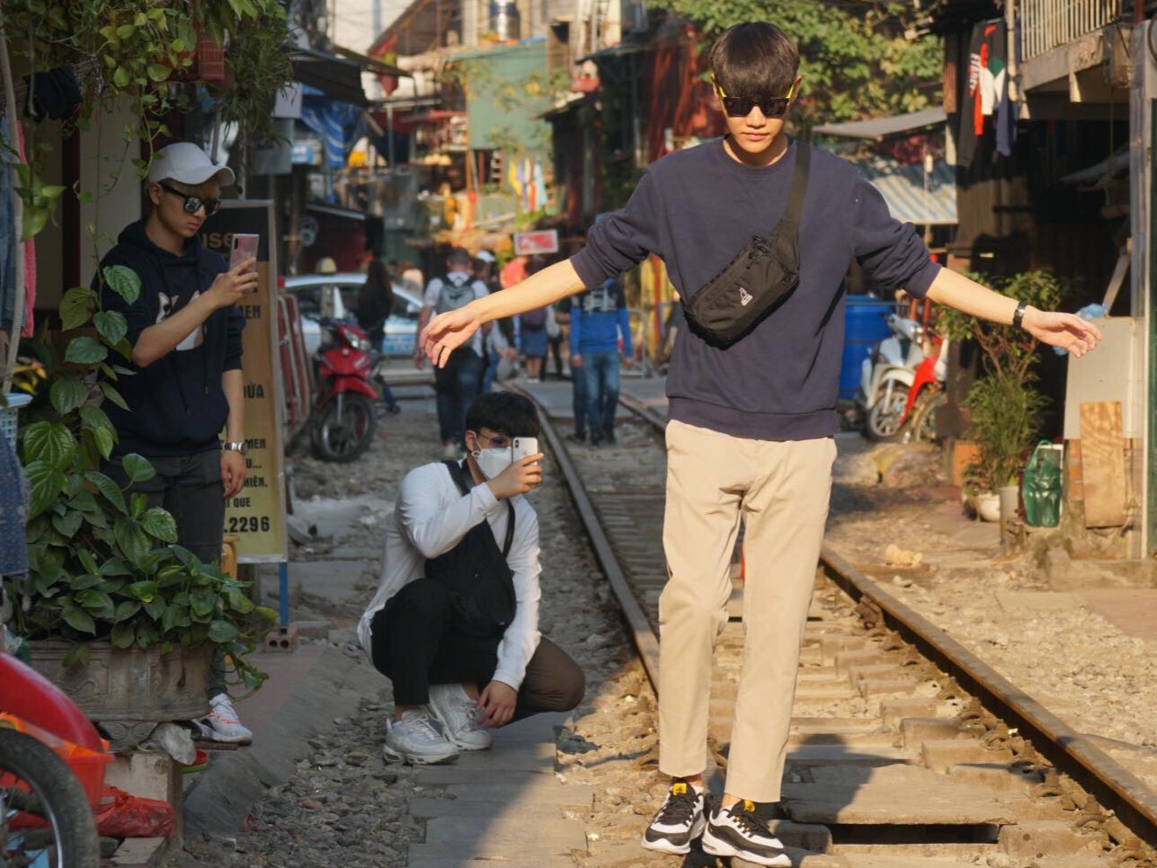 Nguoi dan tu y mo cua tro lai pho ca phe duong tau Phung Hung hinh anh