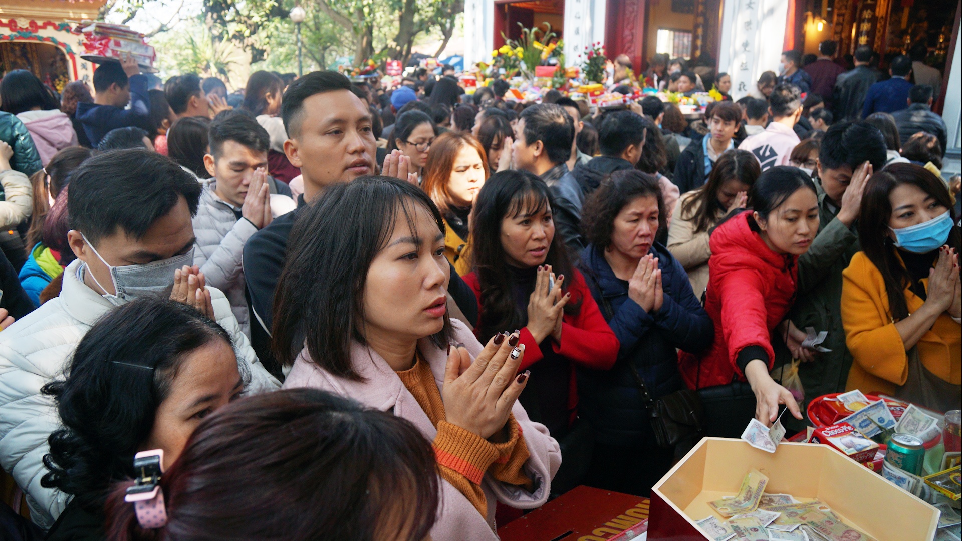 Nguoi dan di le Phu Tay Ho dau nam lo dich corona hinh anh