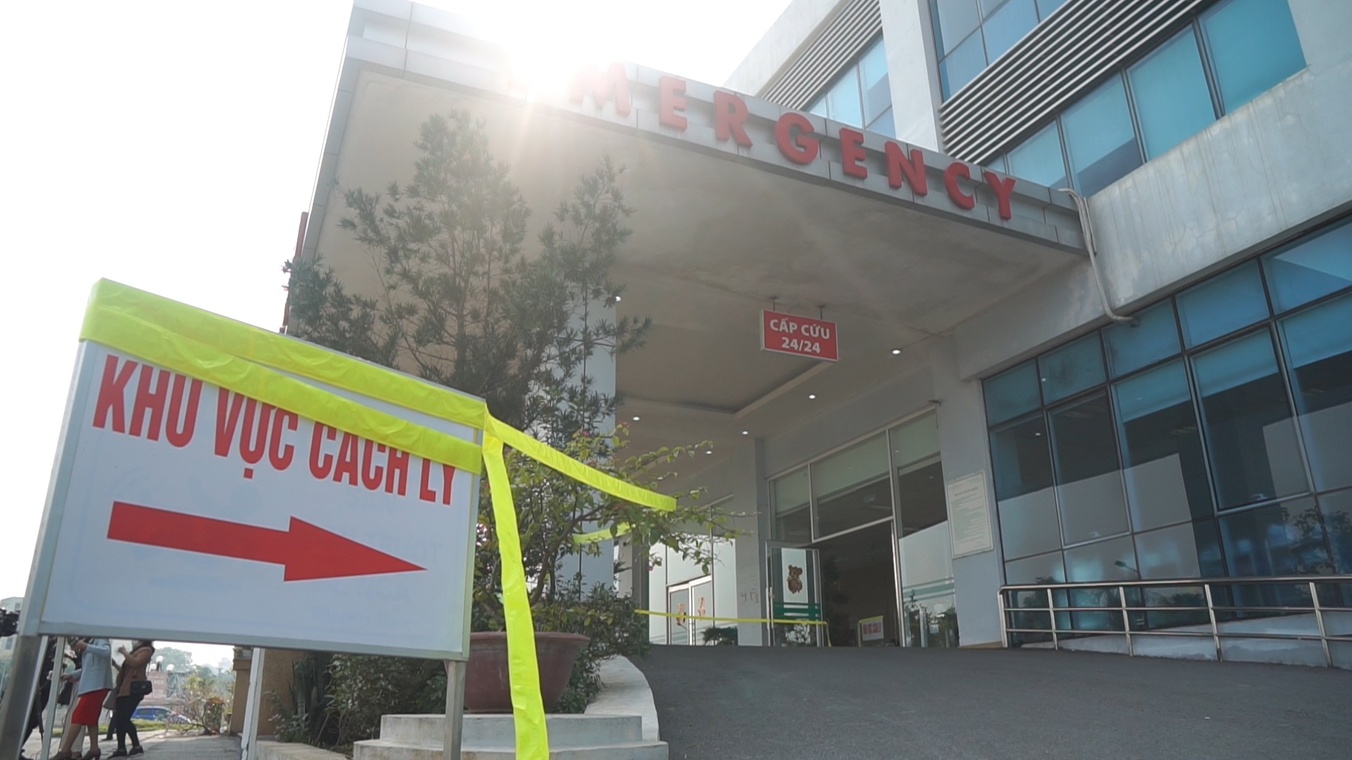 Lap rao cach ly trong benh vien dieu tri nguoi nhiem corona o Ha Noi hinh anh