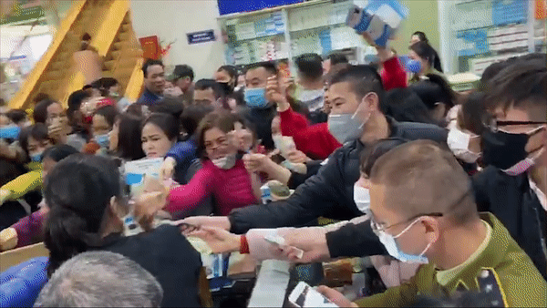 Dan chen lan mua khau trang, quan ly thi truong thanh nguoi ban hang hinh anh