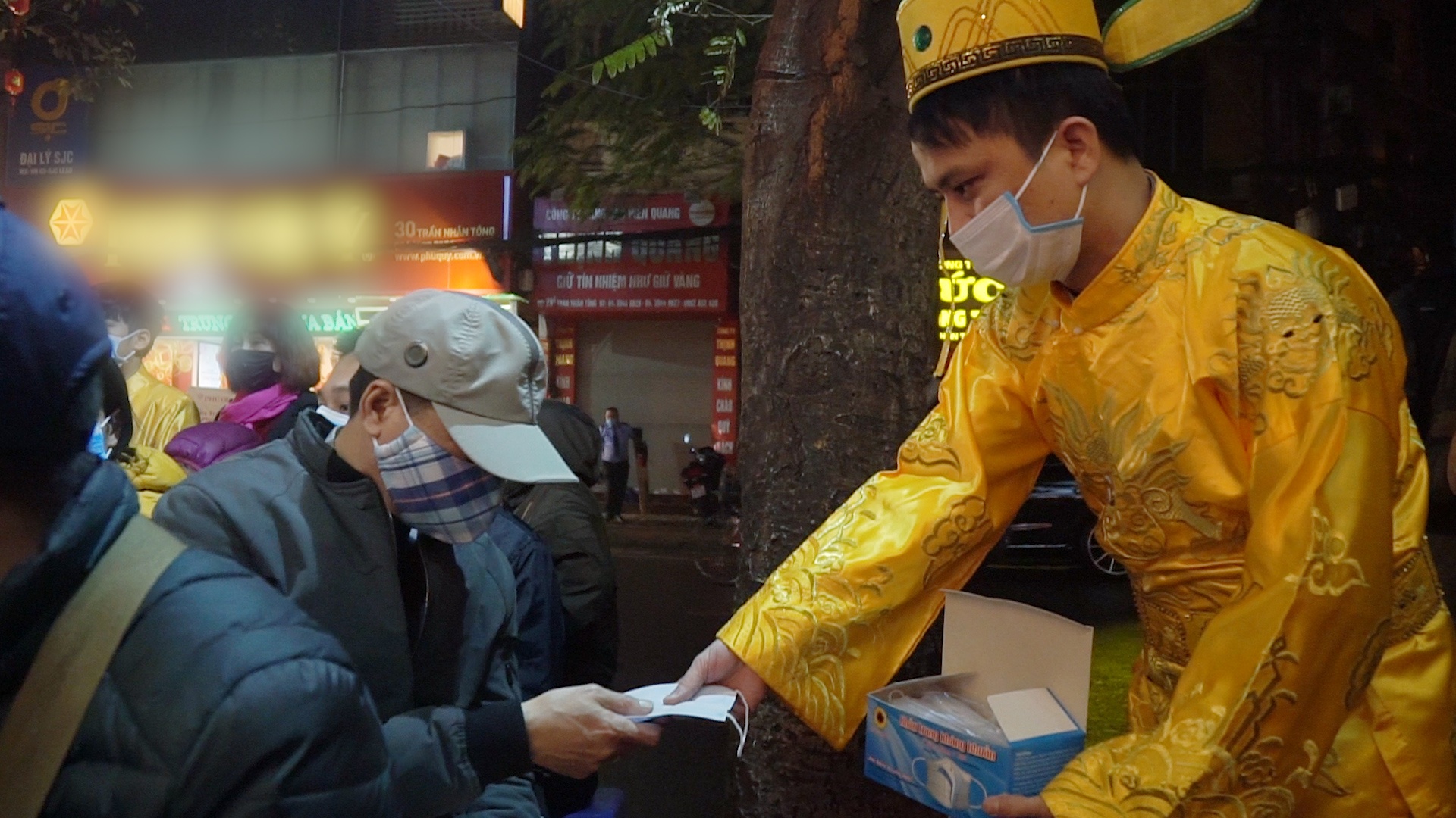 Doi tu 2h30 de mua vang ngay via Than Tai giua dich virus corona hinh anh