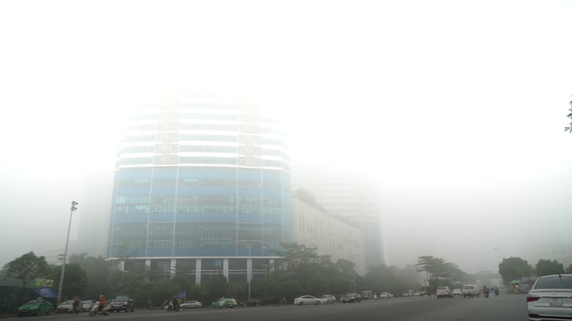 Suong mu day dac bao phu Ha Noi tu sang som hinh anh