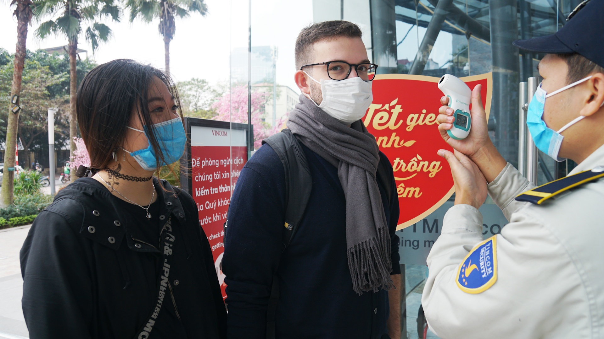 Trung tam thuong mai yeu cau khach do than nhiet truoc khi vao hinh anh