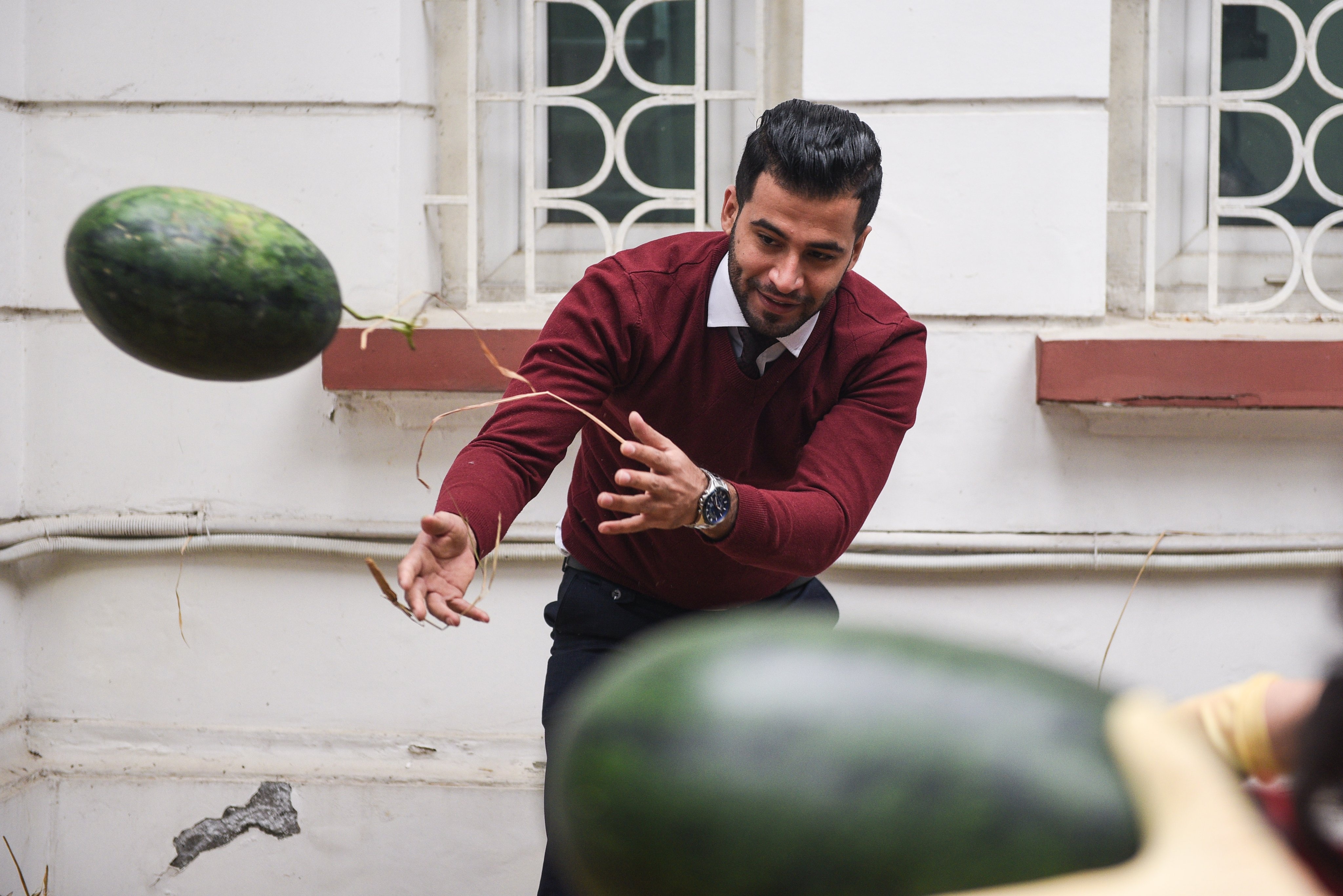 Dai su quan Qatar phat mien phi 4 tan dua hau ho tro nong dan Viet Nam hinh anh