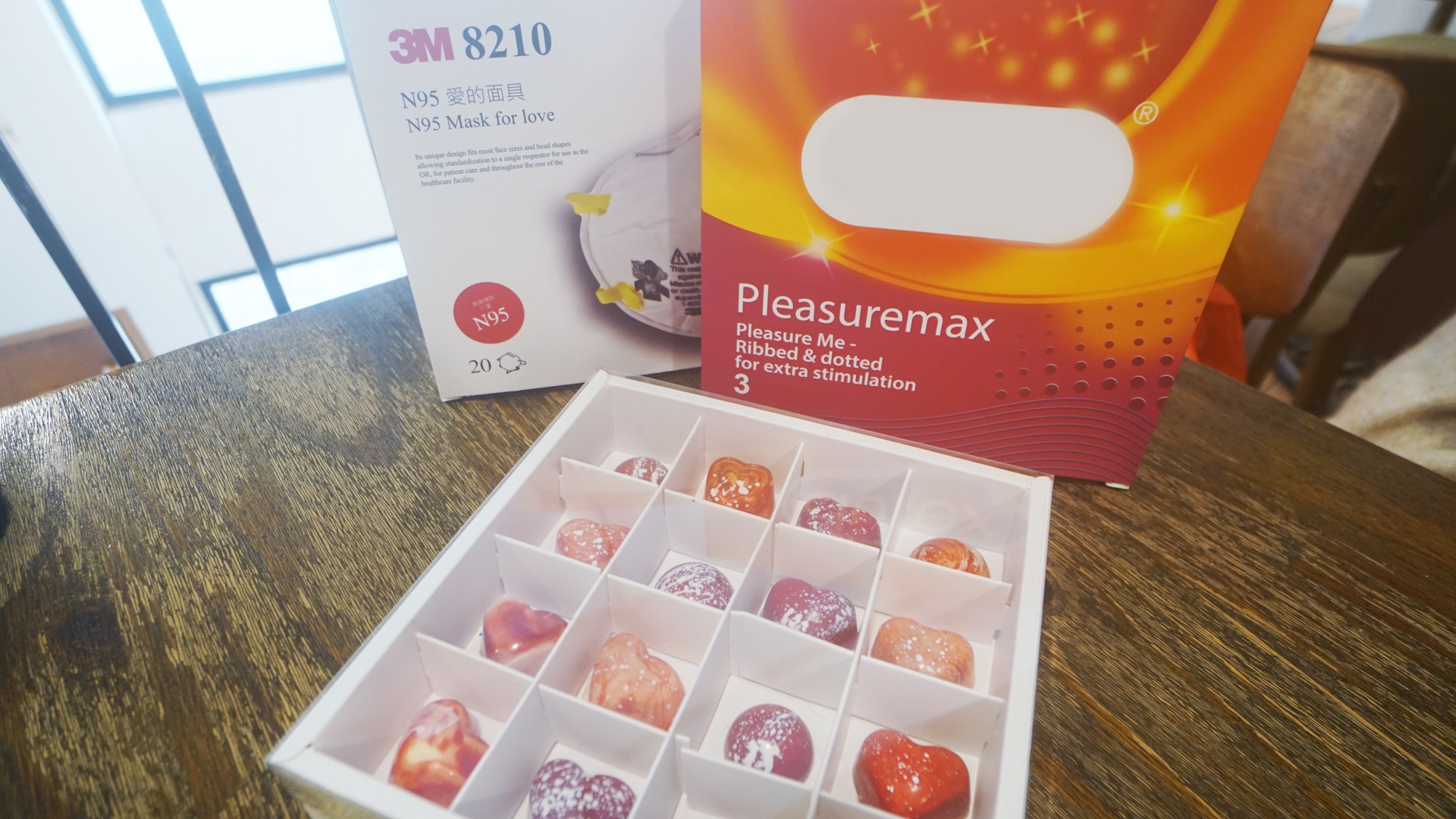 Chocolate vo bao cao su, khau trang 3M gia gap 2-3 lan mua Valentine hinh anh