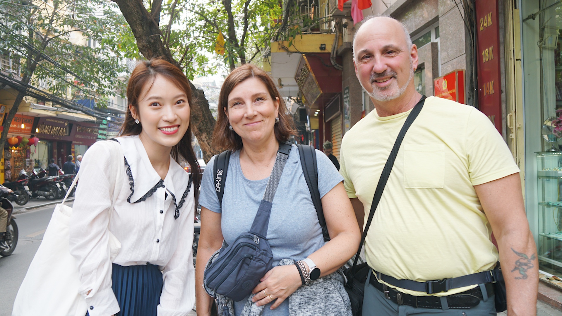 Pho co Ha Noi tap nap sau gan mot thang chong dich hinh anh