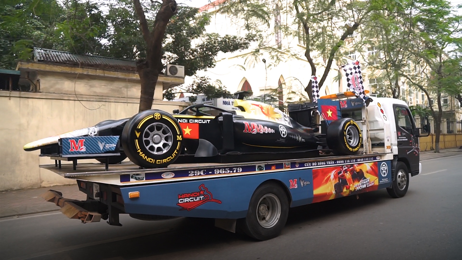 Nguoi ham mo xem xe dua F1 giua thu do hinh anh