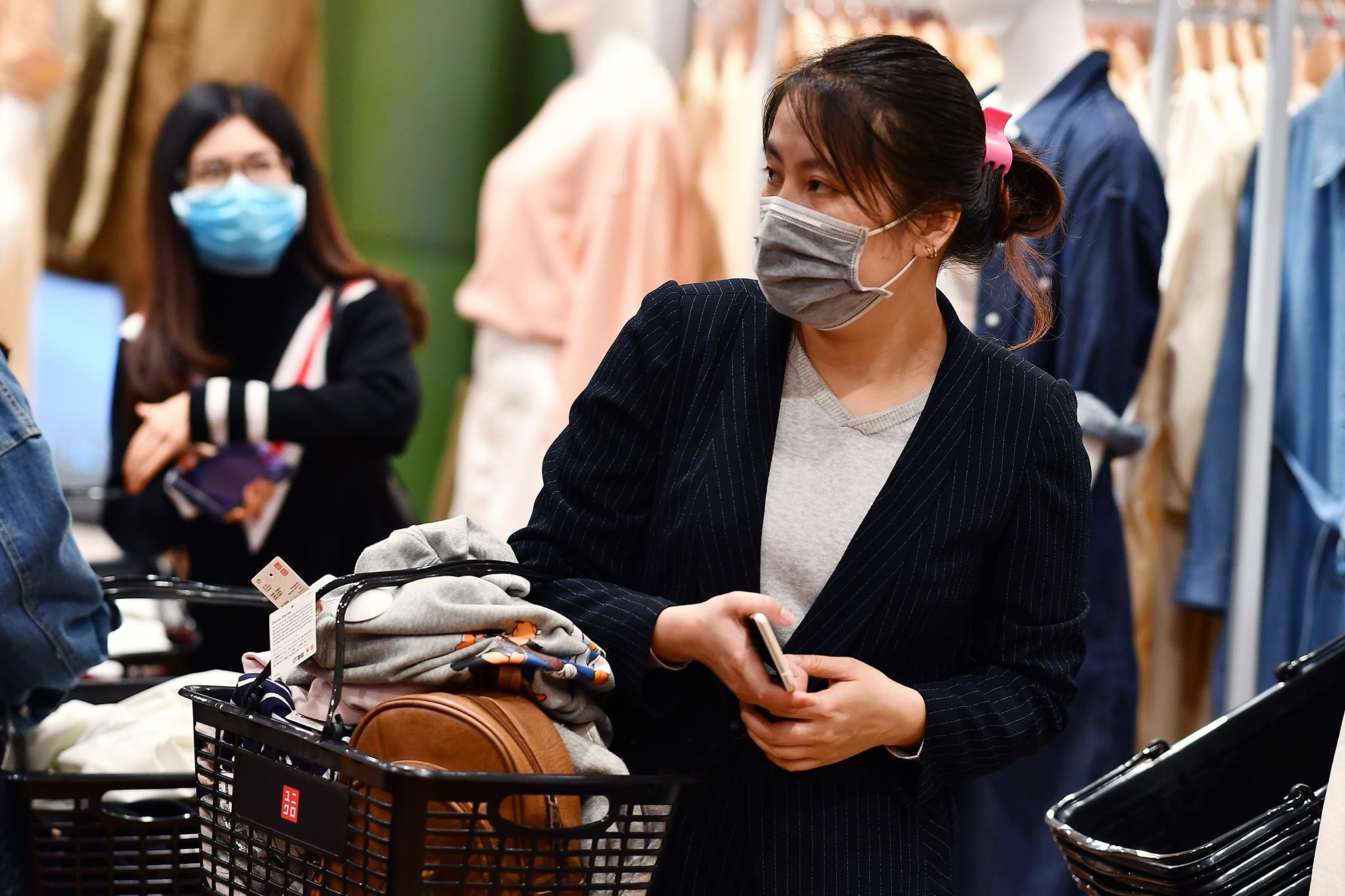 Di tu Thai Nguyen, Thai Binh toi xep hang mua do tai Uniqlo Ha Noi hinh anh