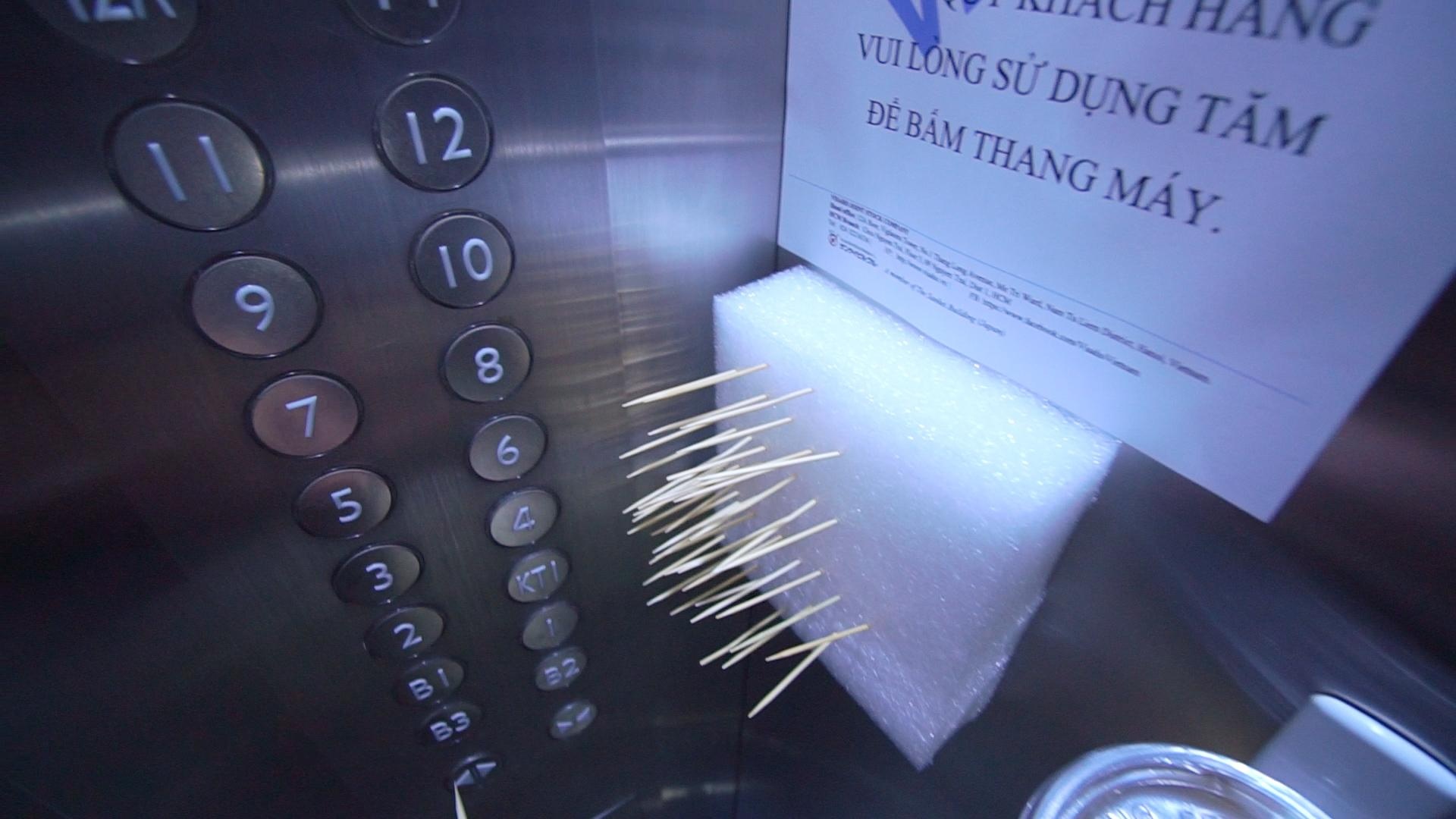 Chung cu dung tam bam so tang khi di thang may hinh anh