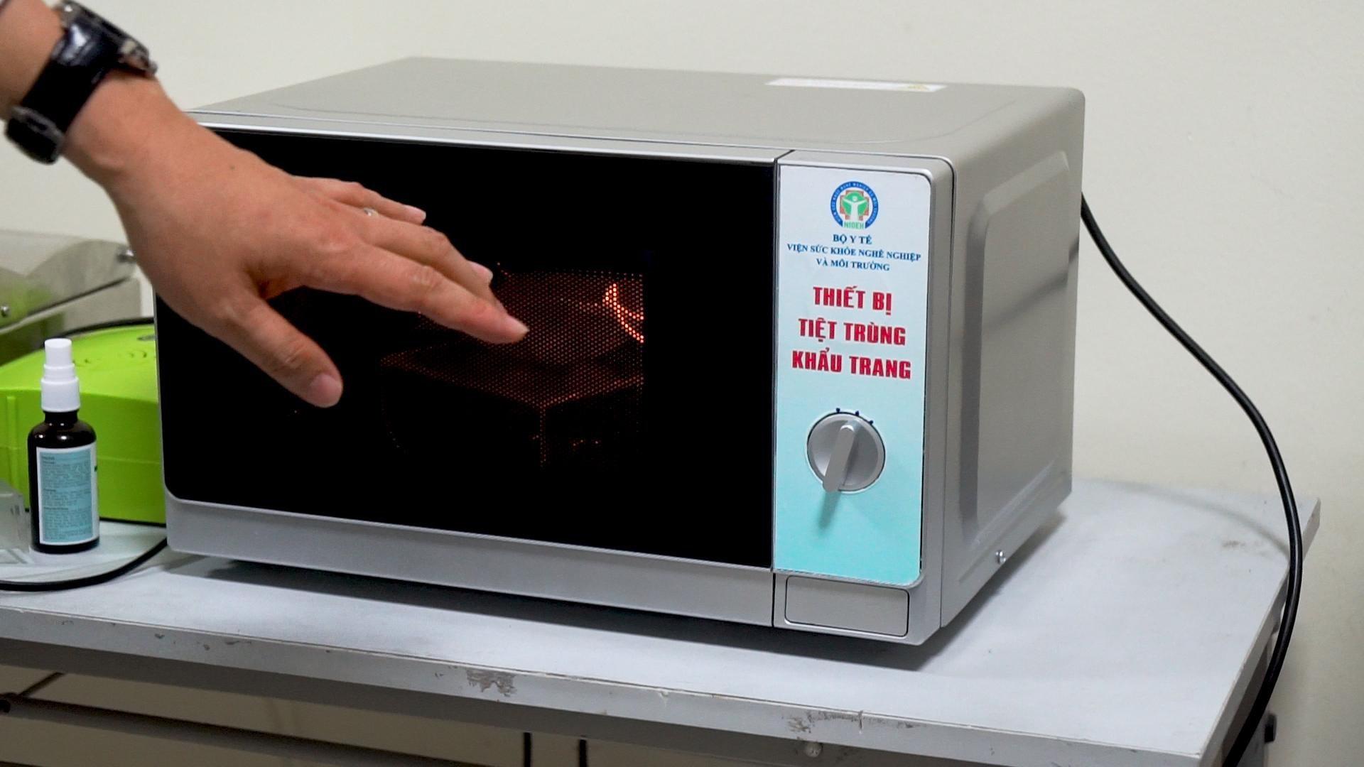 Khu trung khau trang da qua su dung bang lo vi song tai nha hinh anh