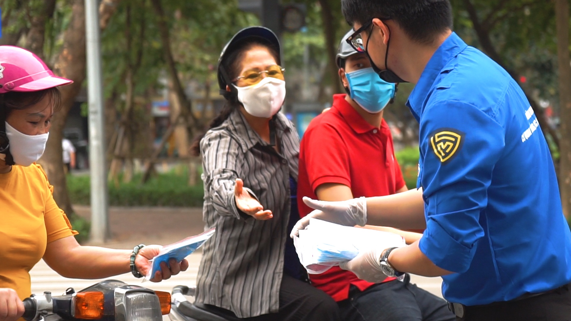 Tong cuc Quan ly Thi truong phat khau trang mien phi cho dan hinh anh