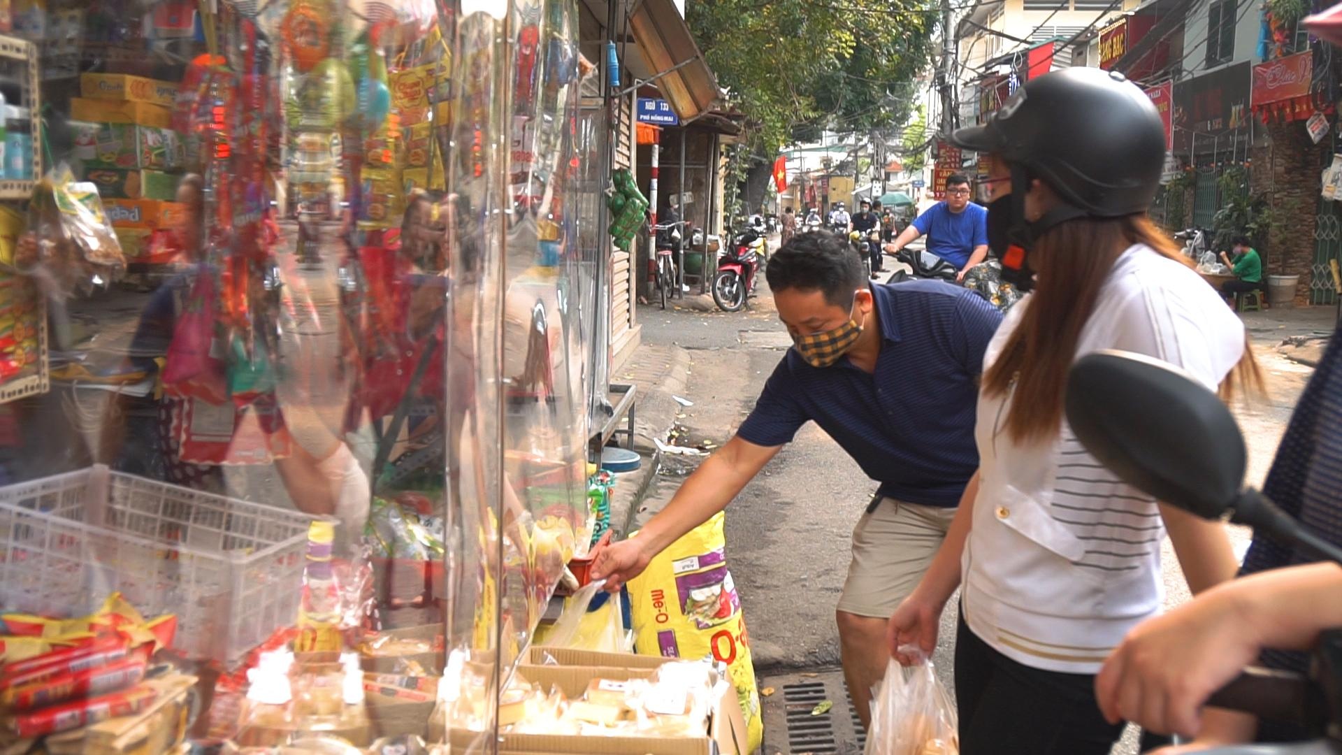 Cua hang dung mang chan nhua trong suot tranh tiep xuc voi khach hinh anh