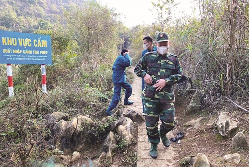 Cam chot da chien phong dich tren bien gioi hinh anh