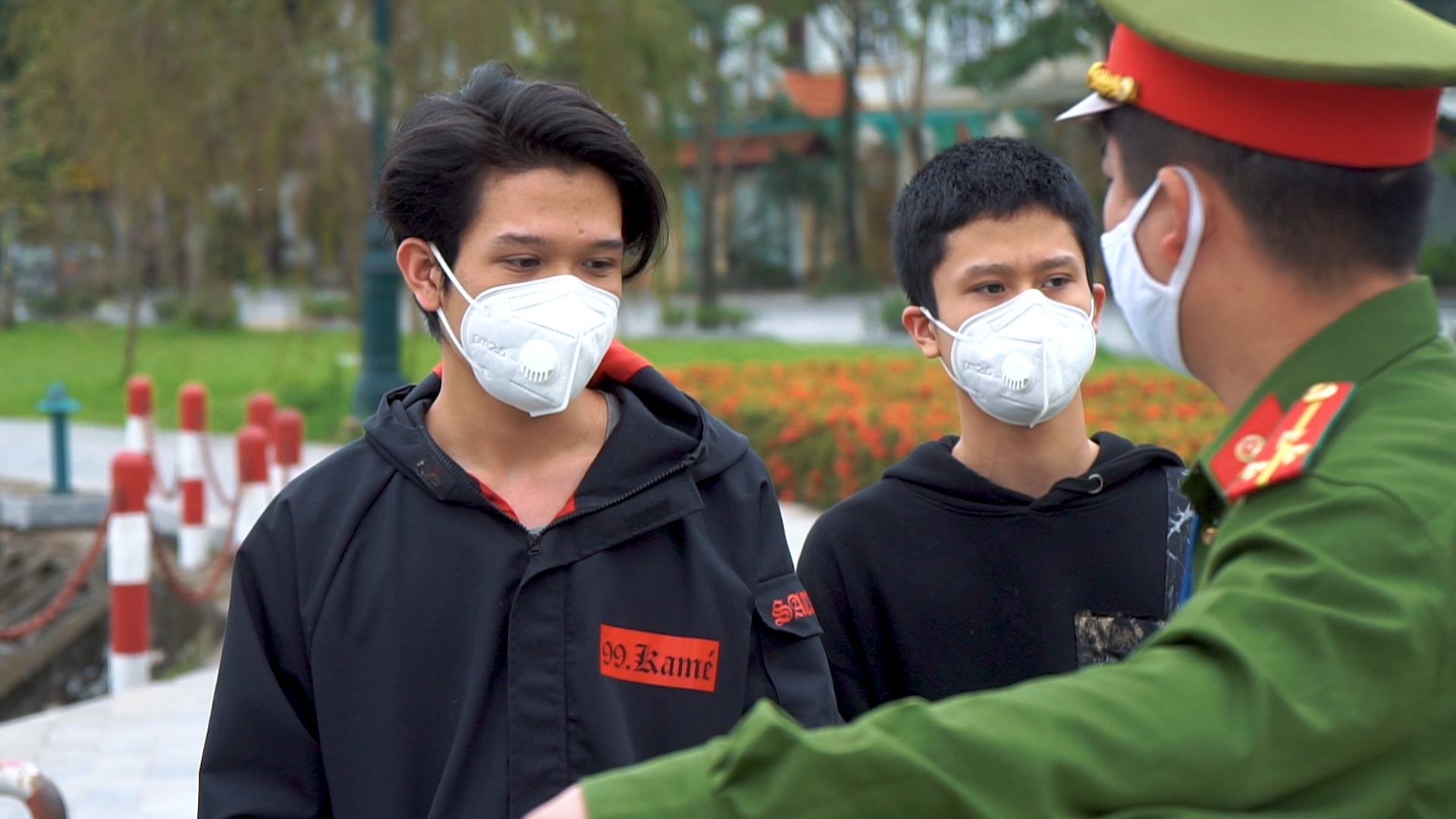 Nhieu nguoi dan Ha Noi xuong duong the duc du co lenh cach ly hinh anh