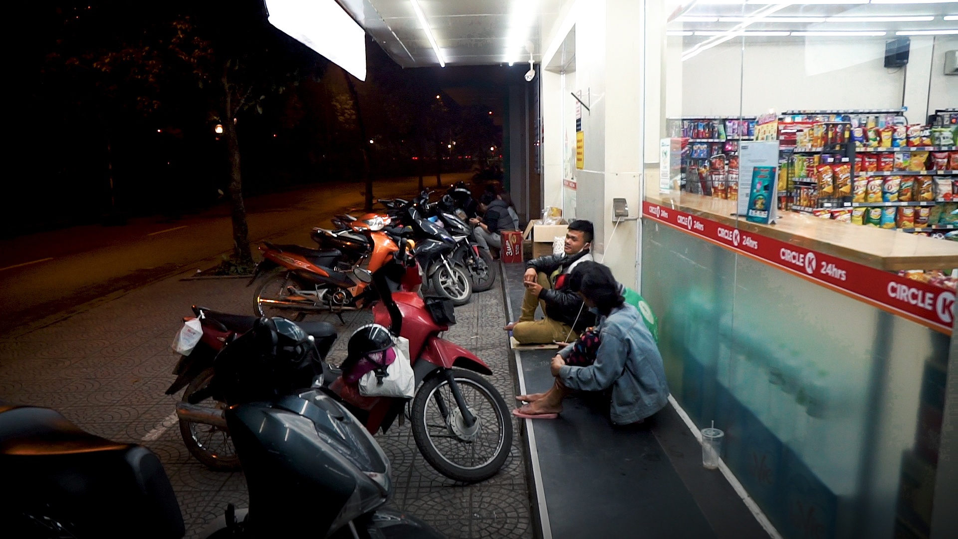 Nhieu thanh nien van tu tap, le la hang quan hinh anh