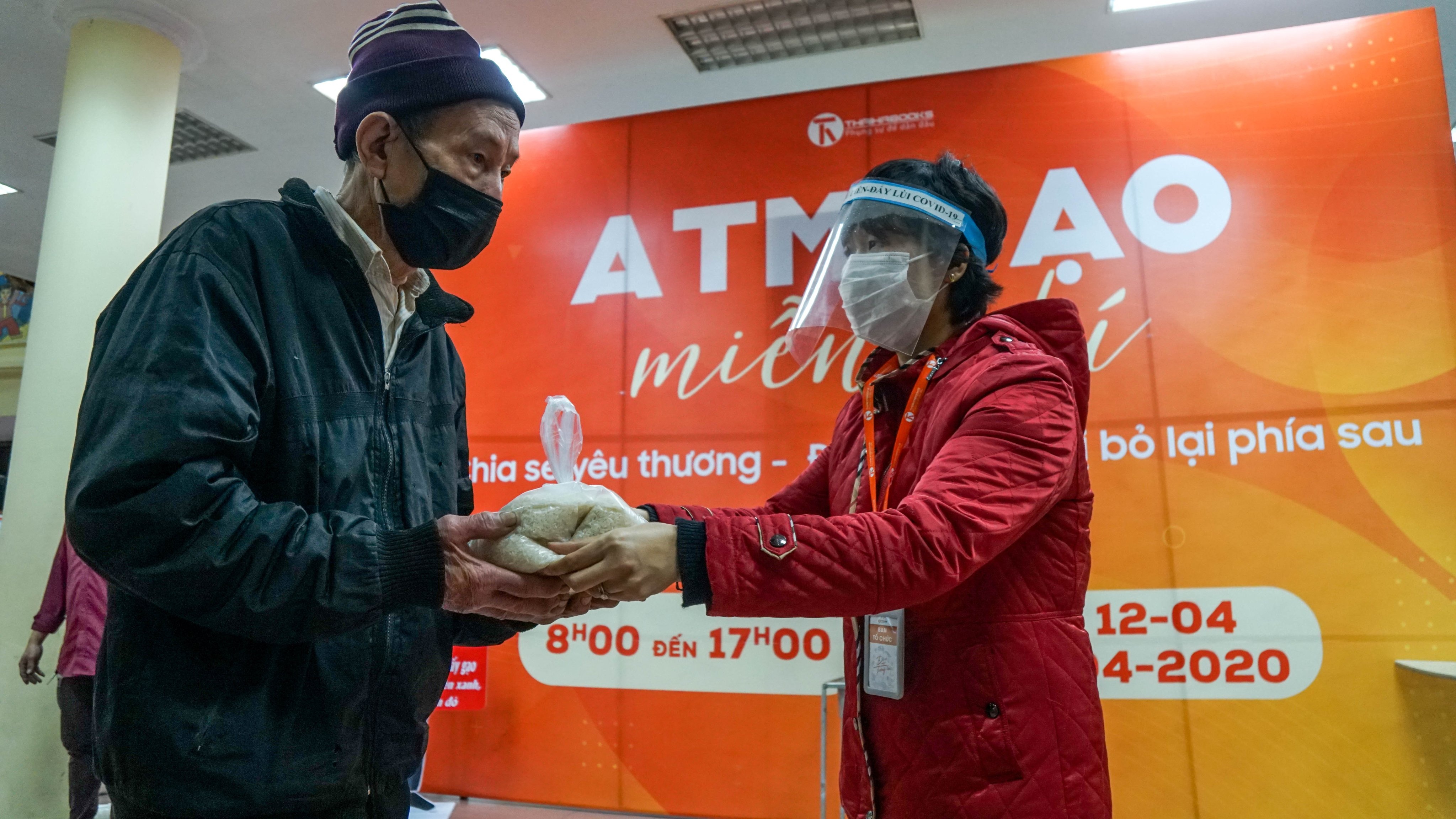 Chu tich quan 'dat hang' lap may ATM gao mien phi cho nguoi ngheo hinh anh