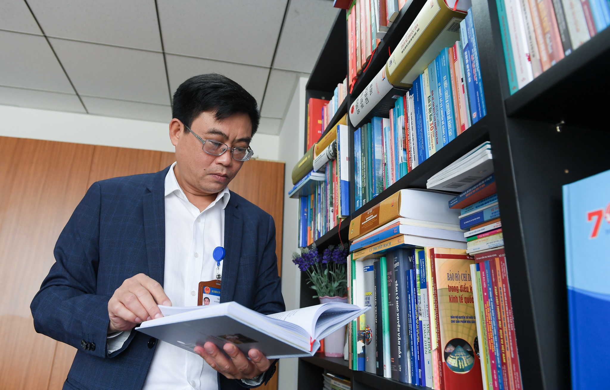 Buoc dau chuyen doi so nganh xuat ban thong qua hoi sach online hinh anh