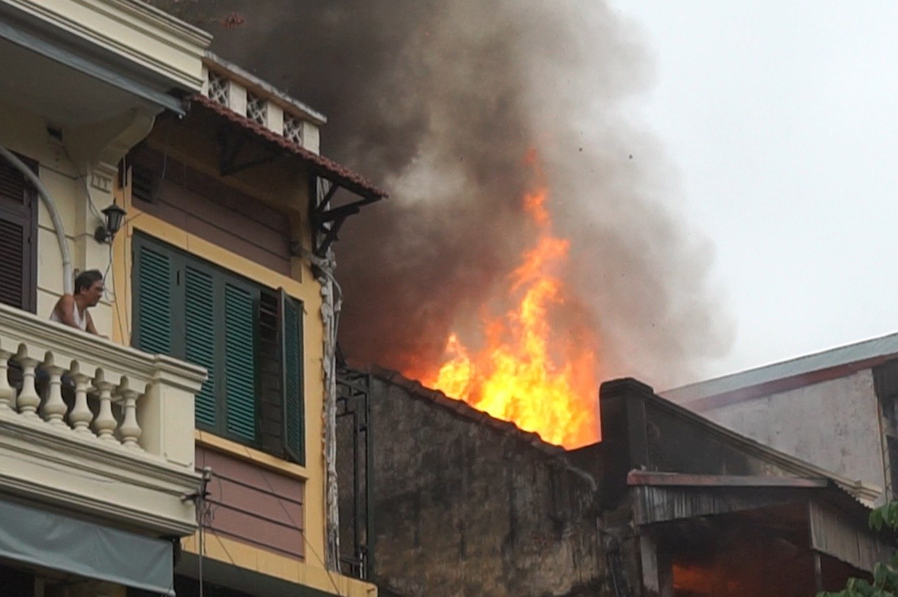 Chay cua hang quan ao o Hang Ngang hinh anh