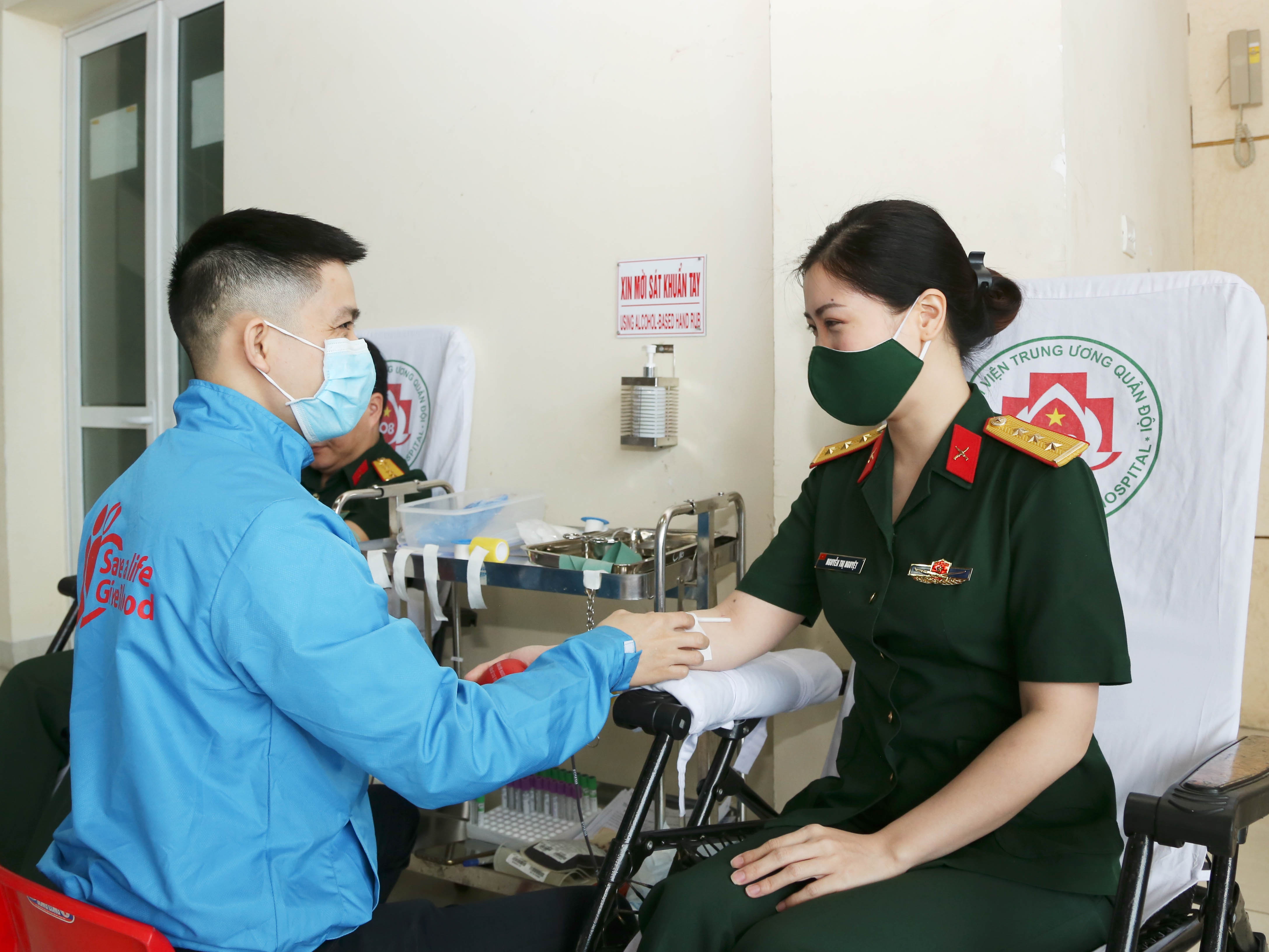 Sinh vien nganh quan doi tinh nguyen hien mau trong dai dich Covid-19 hinh anh