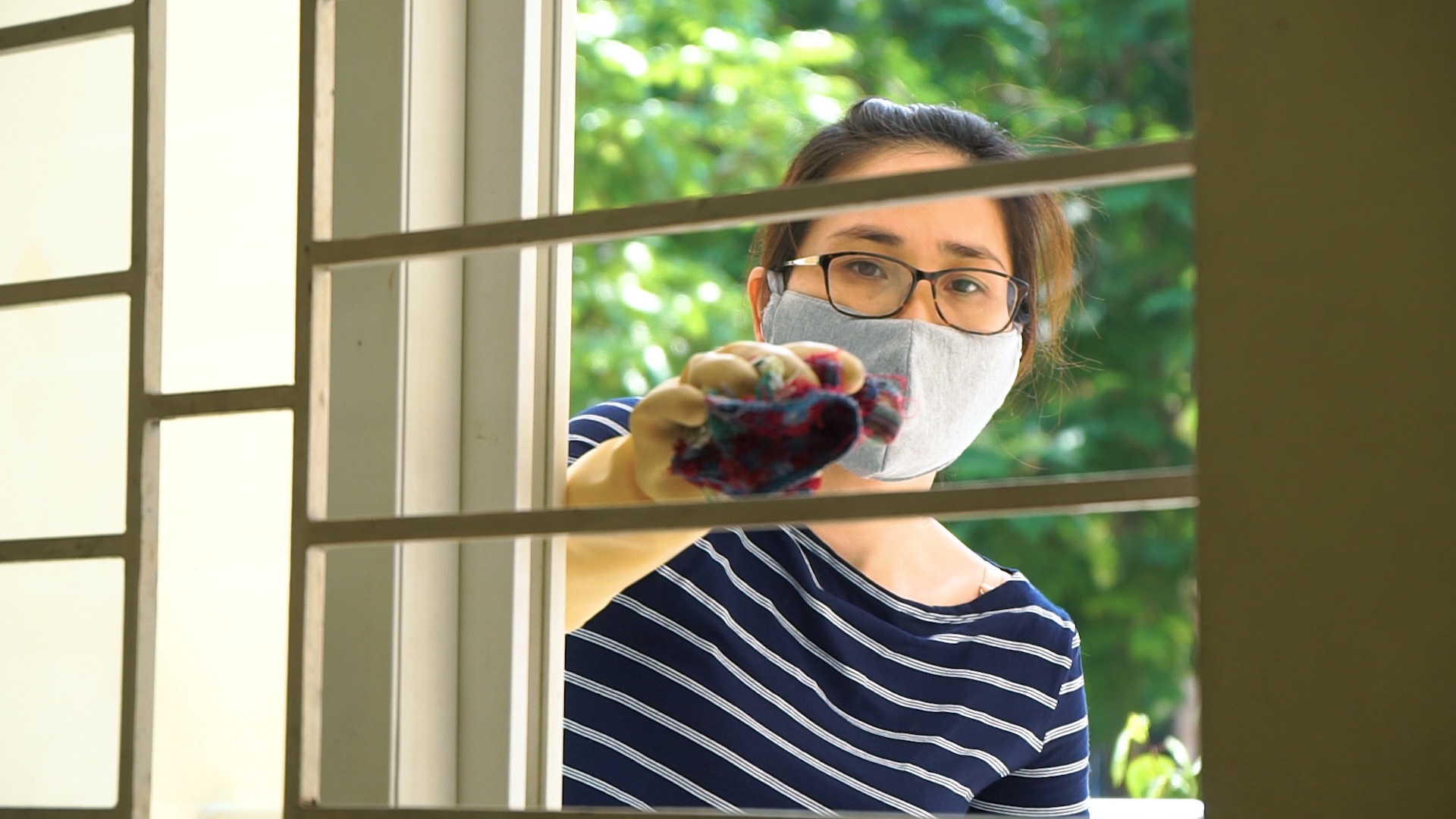 Phu huynh truc tiep ve sinh truong lop truoc ngay con em di hoc lai hinh anh