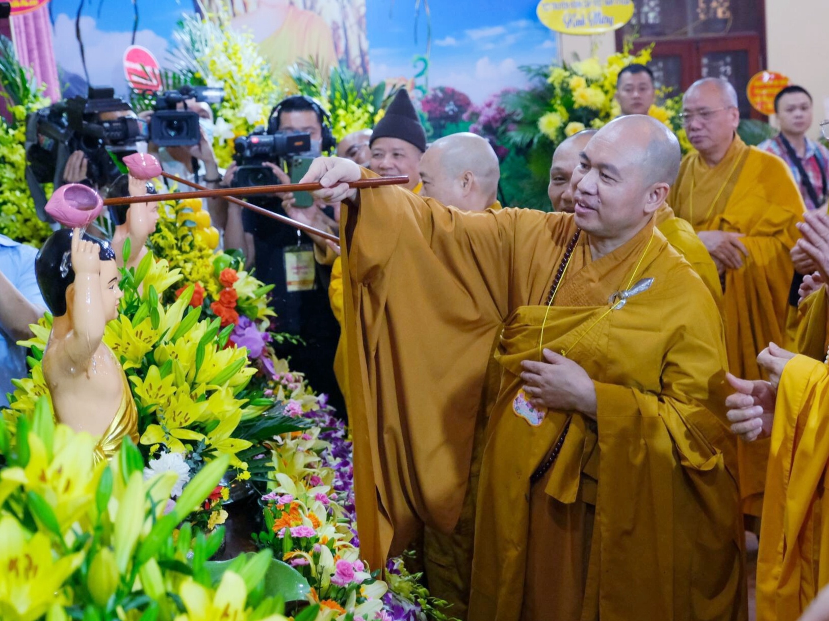 Giao hoi Phat giao Viet Nam to chuc le tam Phat truc tuyen hinh anh