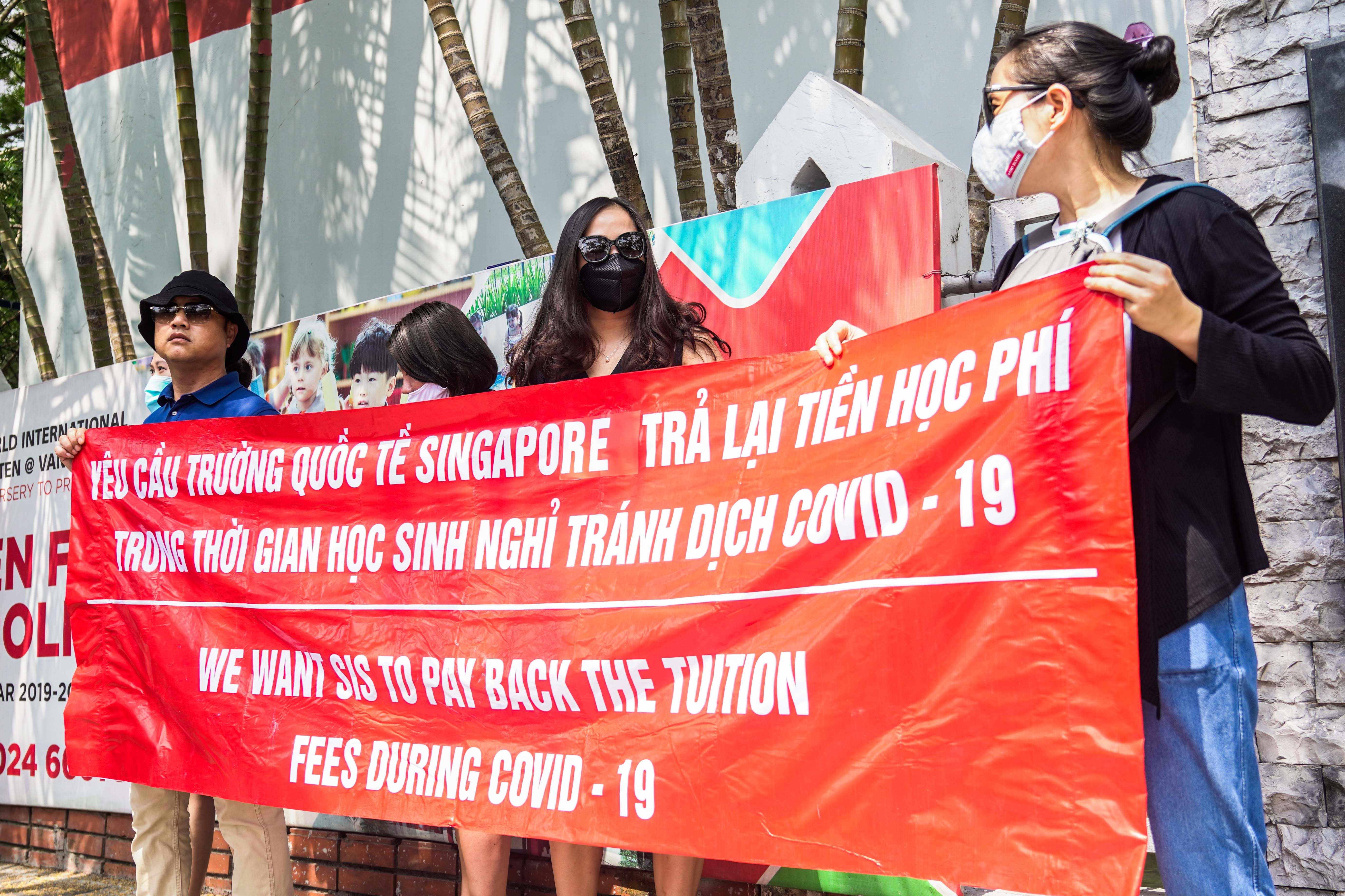 Phu huynh gui kien nghi yeu cau truong Quoc te Singapore tra hoc phi hinh anh