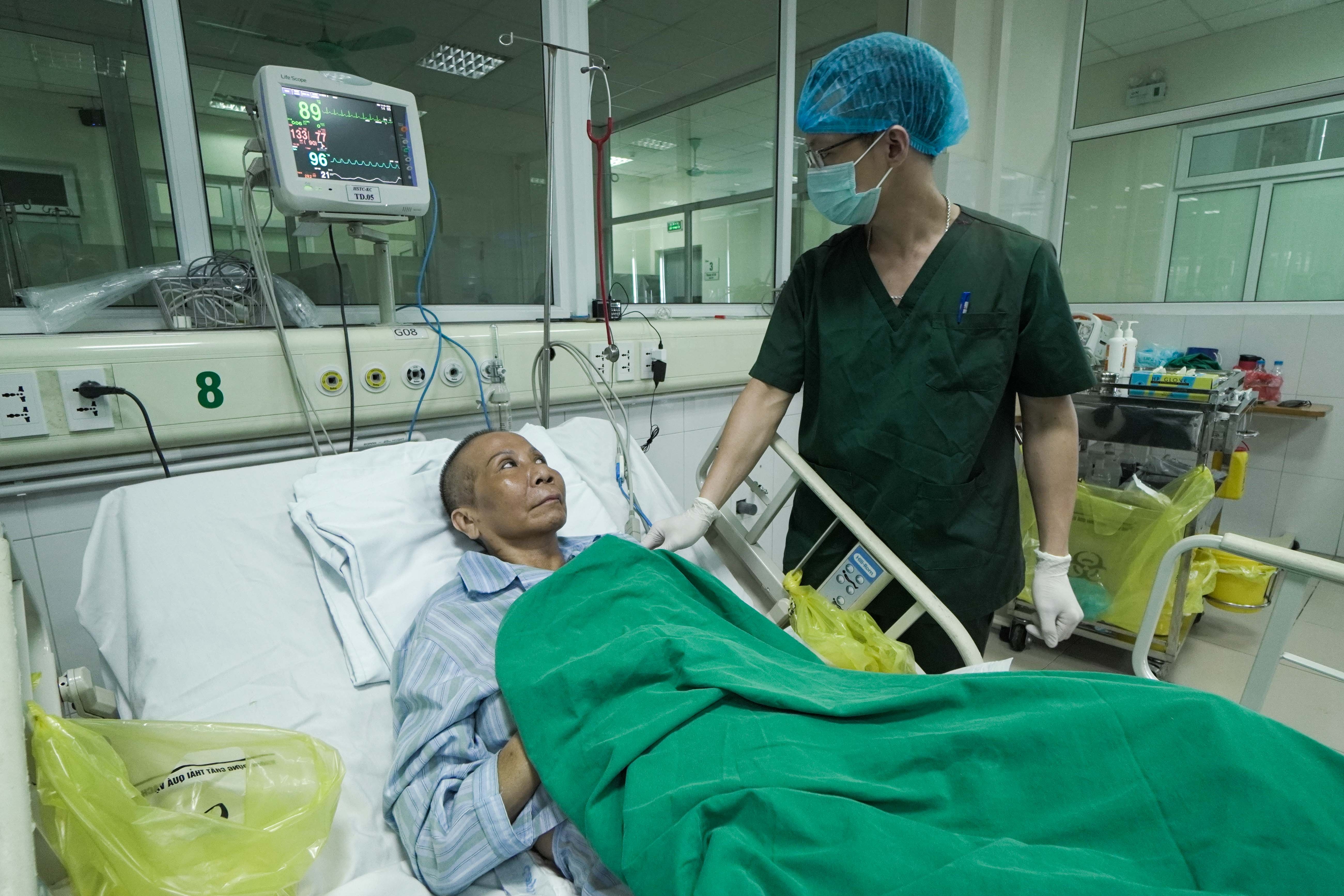 Ben trong noi gianh giat su song cho benh nhan 19 hinh anh