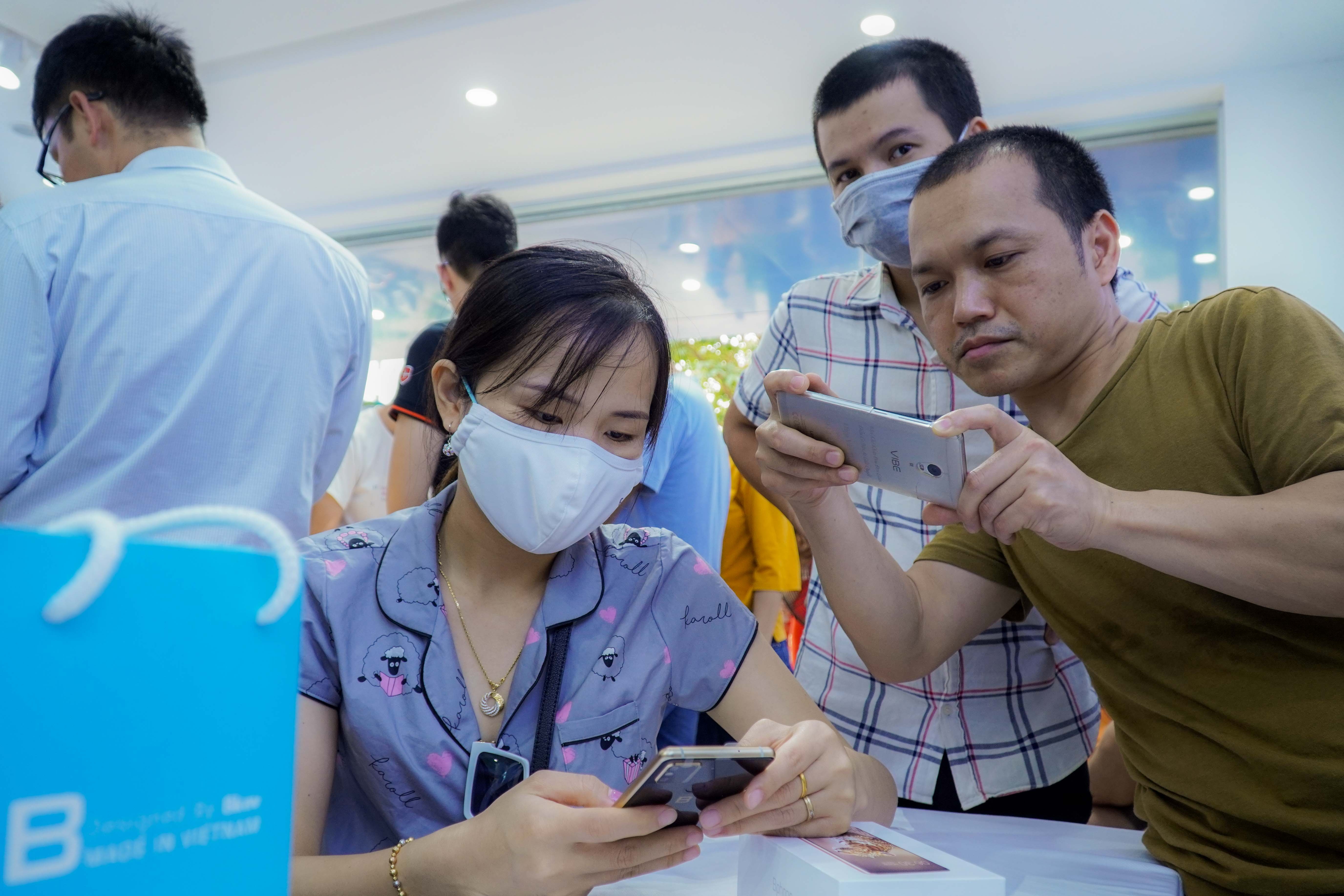 Bphone Store chat kin khach ngay dau mo ban smartphone B86 hinh anh